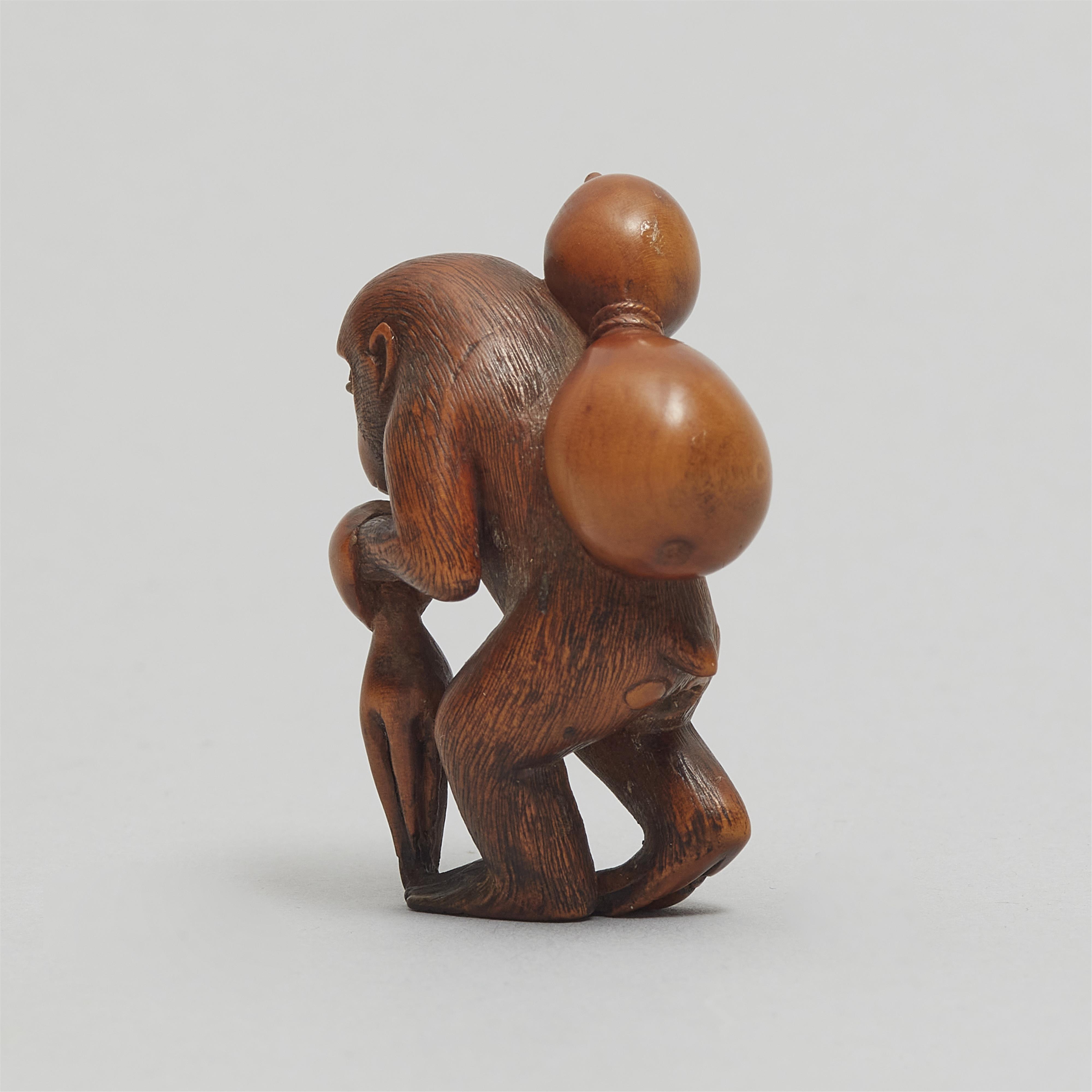 Netsuke eines Affen mit Kalebasse und Oktopus. Buchsbaum. Spätes 19. Jh. - image-6