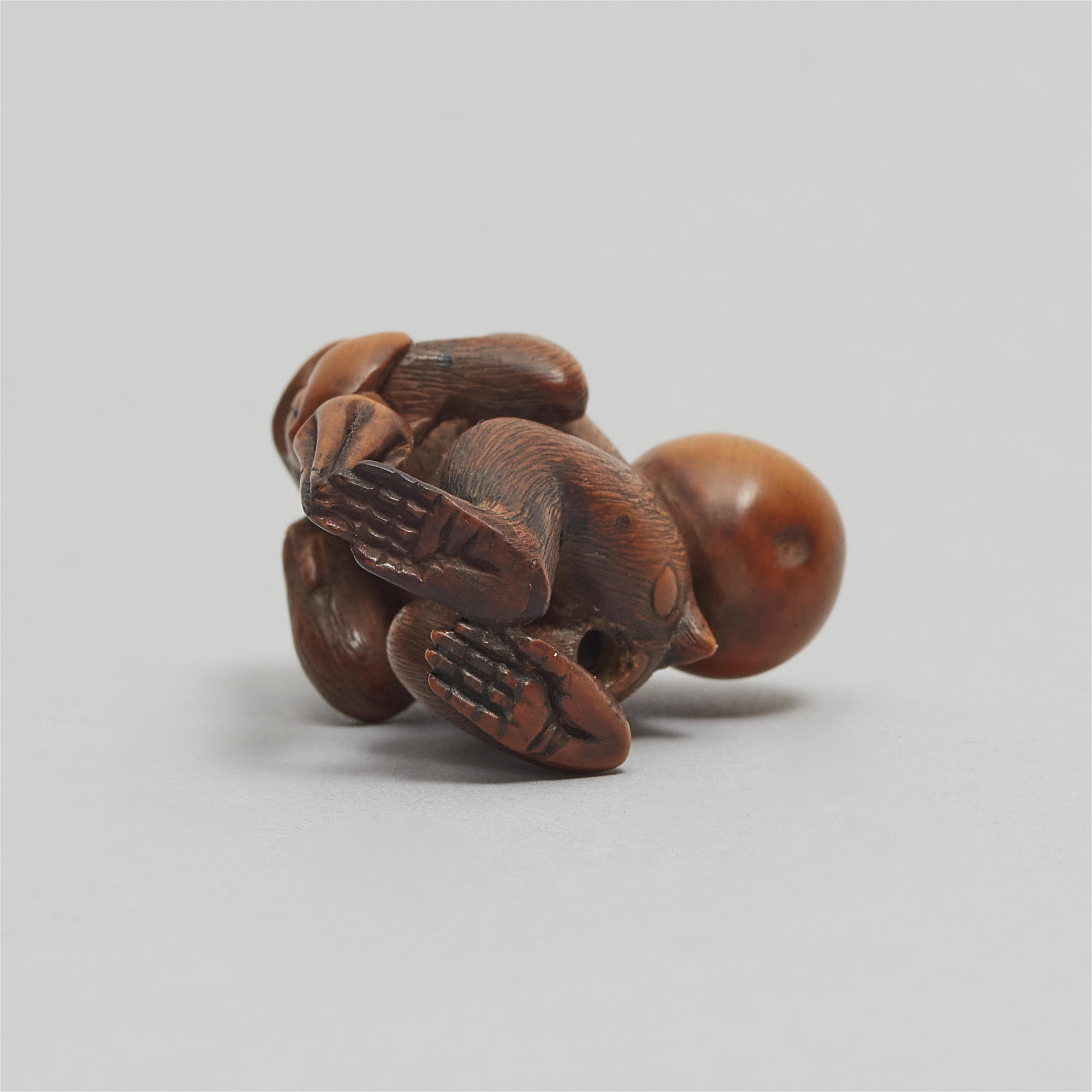 Netsuke eines Affen mit Kalebasse und Oktopus. Buchsbaum. Spätes 19. Jh. - image-7