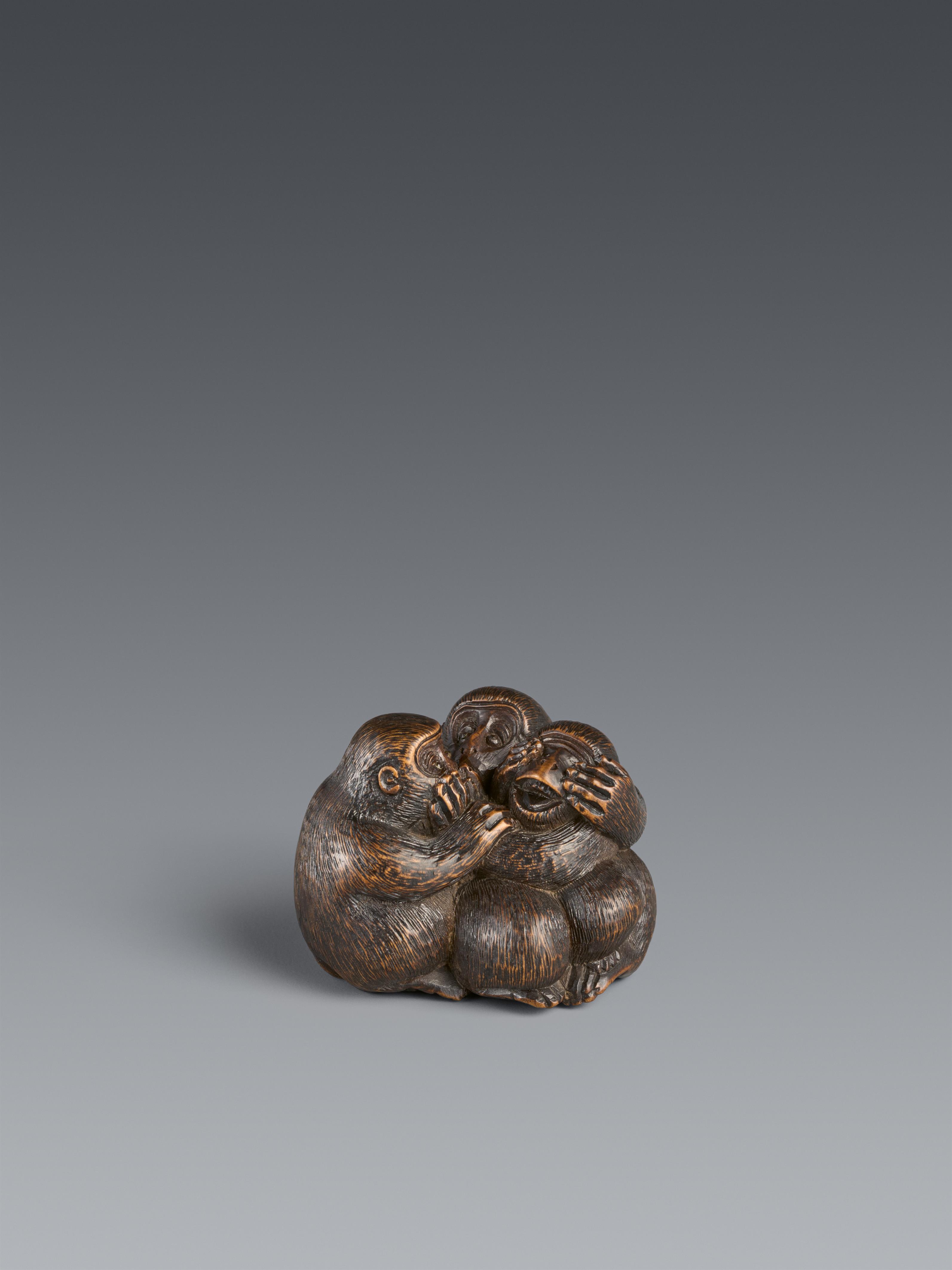 A wood netsuke of the Three Monkeys (sanbikisaru). 19th century - image-1