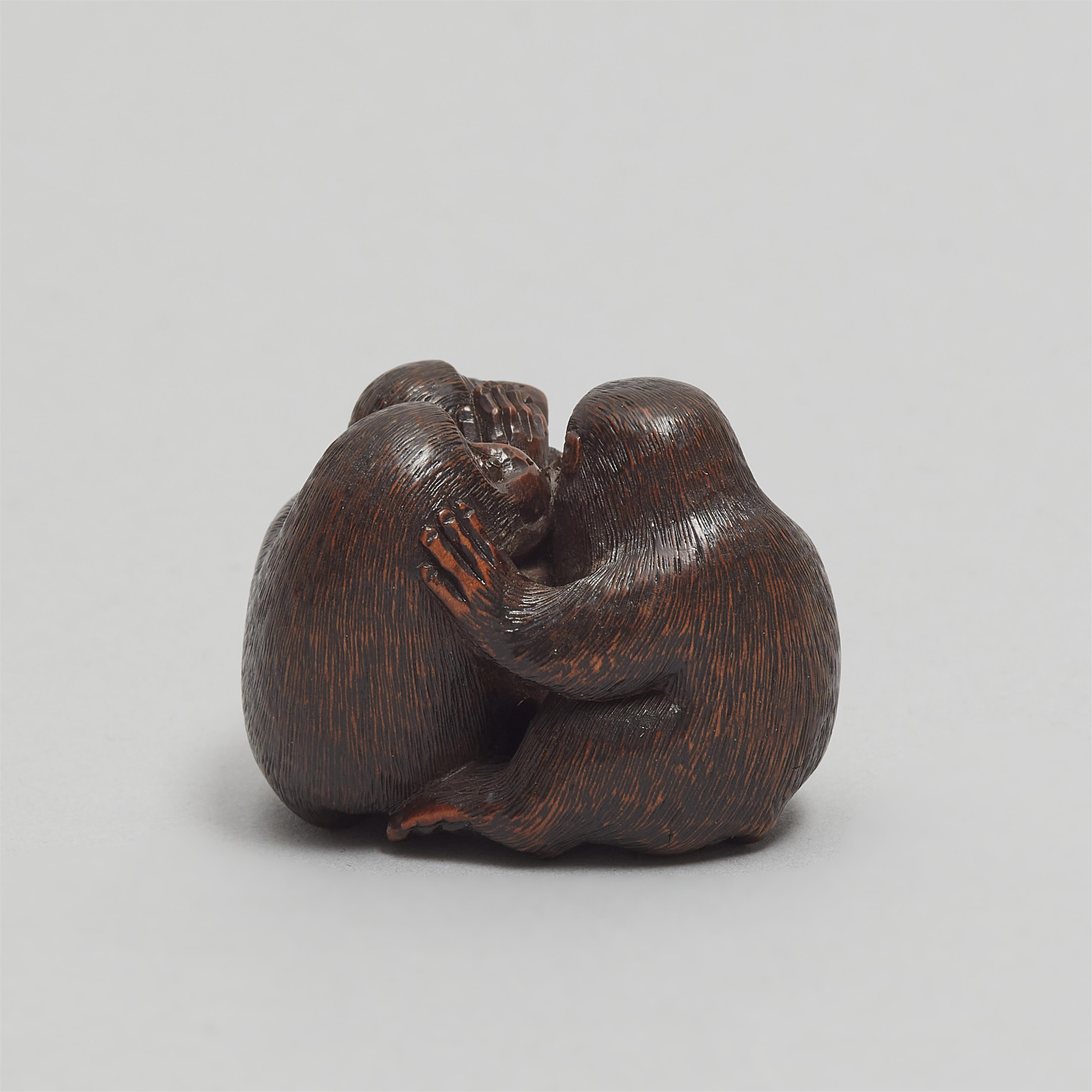 Netsuke der Drei Affen (sanbikisaru). Holz. 19. Jh. - image-5