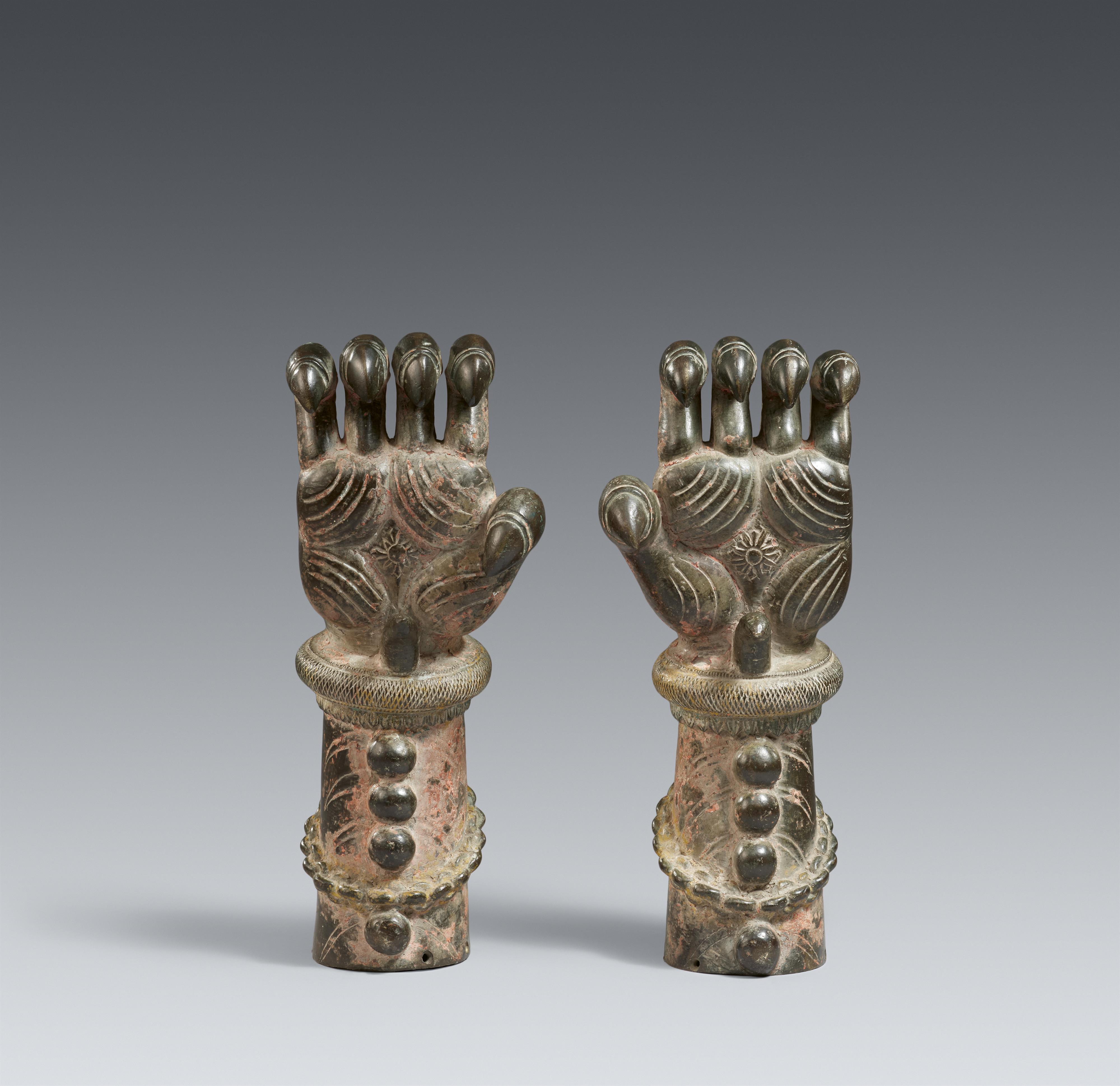 A pair of large bronze tiger paws of a yali. Southern India, Tamil Nadu. 18th century - image-1