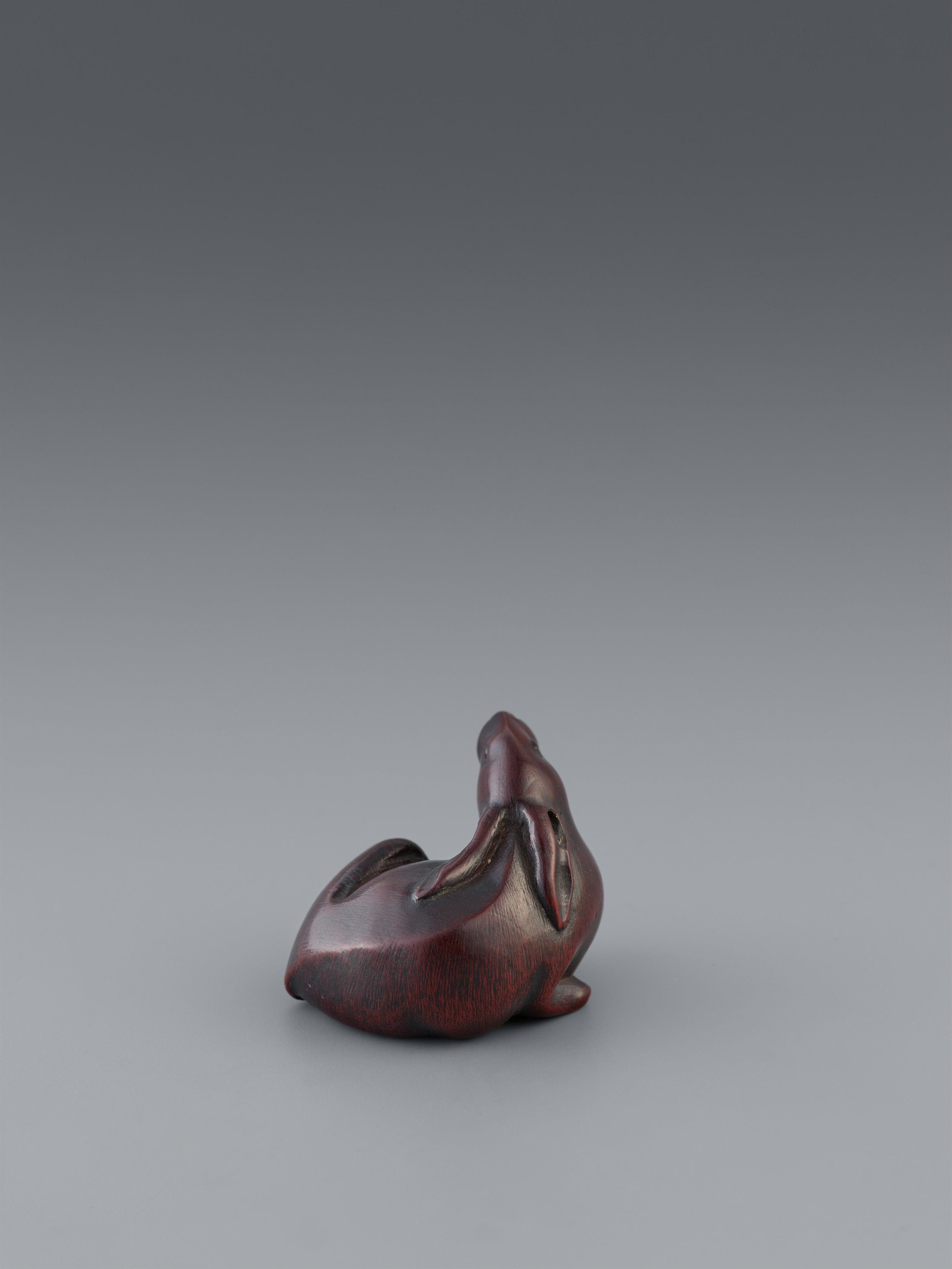 Netsuke eines wohlgenährten Hasen. Holz. 19. Jh. - image-3