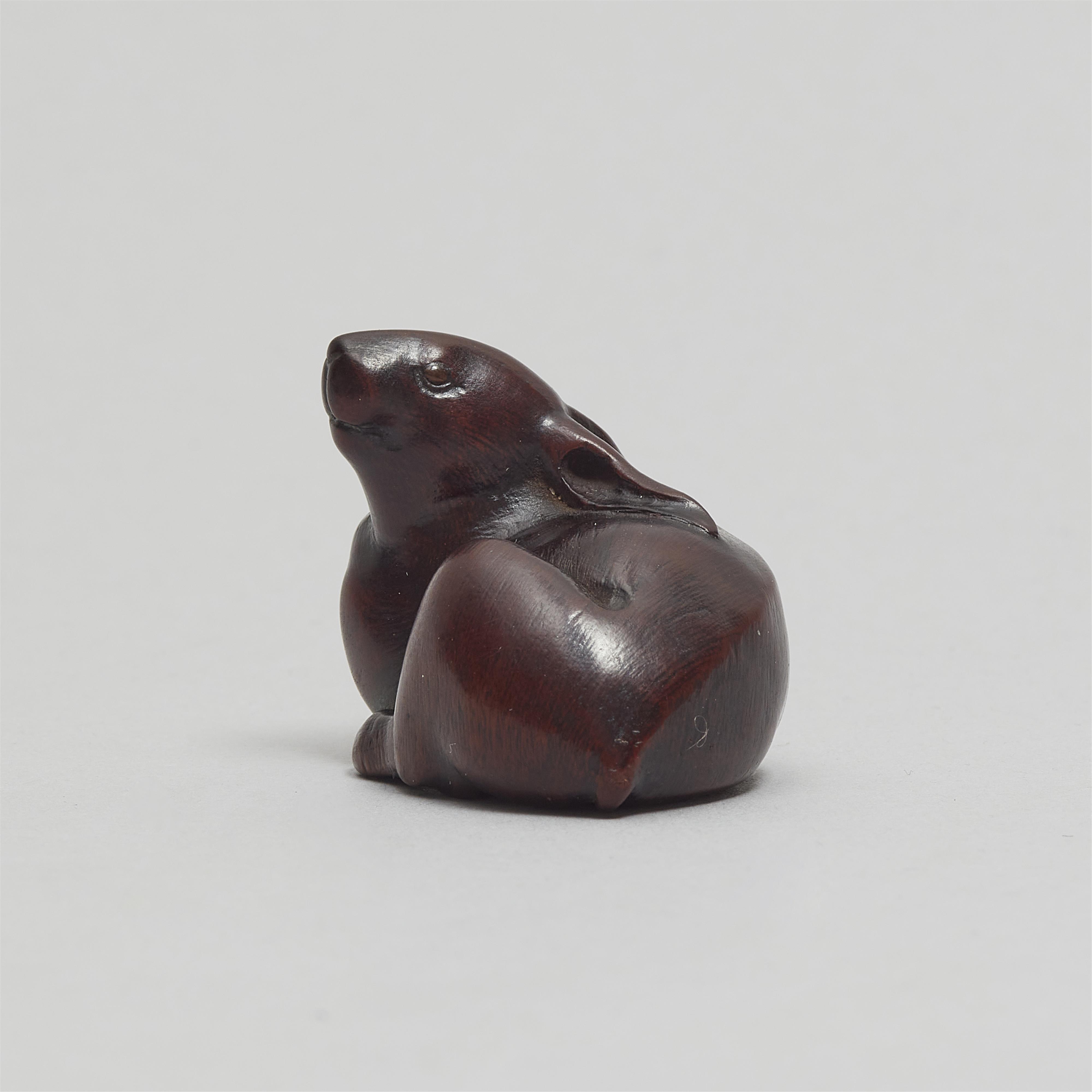 Netsuke eines wohlgenährten Hasen. Holz. 19. Jh. - image-7