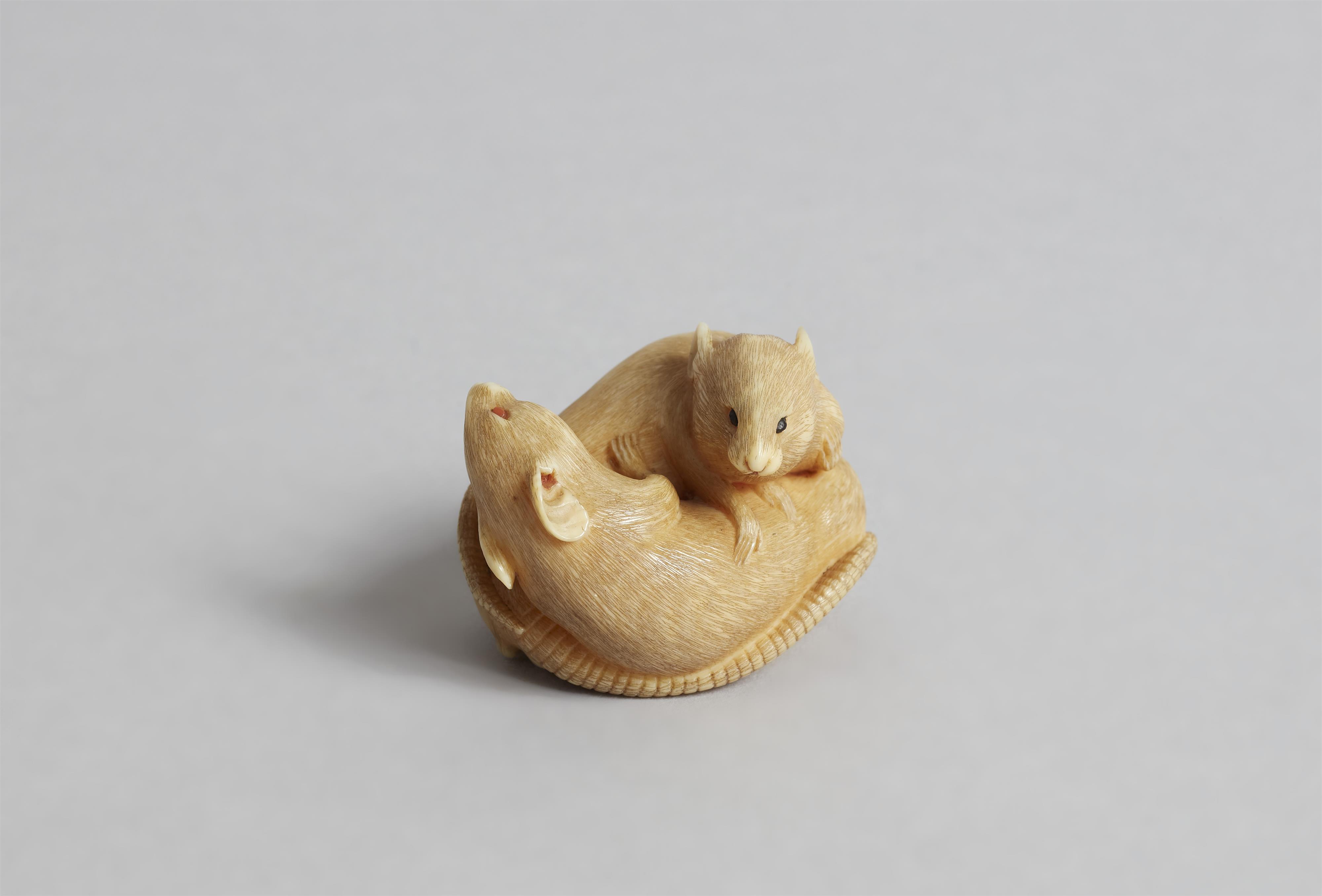 Netsuke zweier Ratten. Elfenbein. Spätes 19. Jh. - image-3