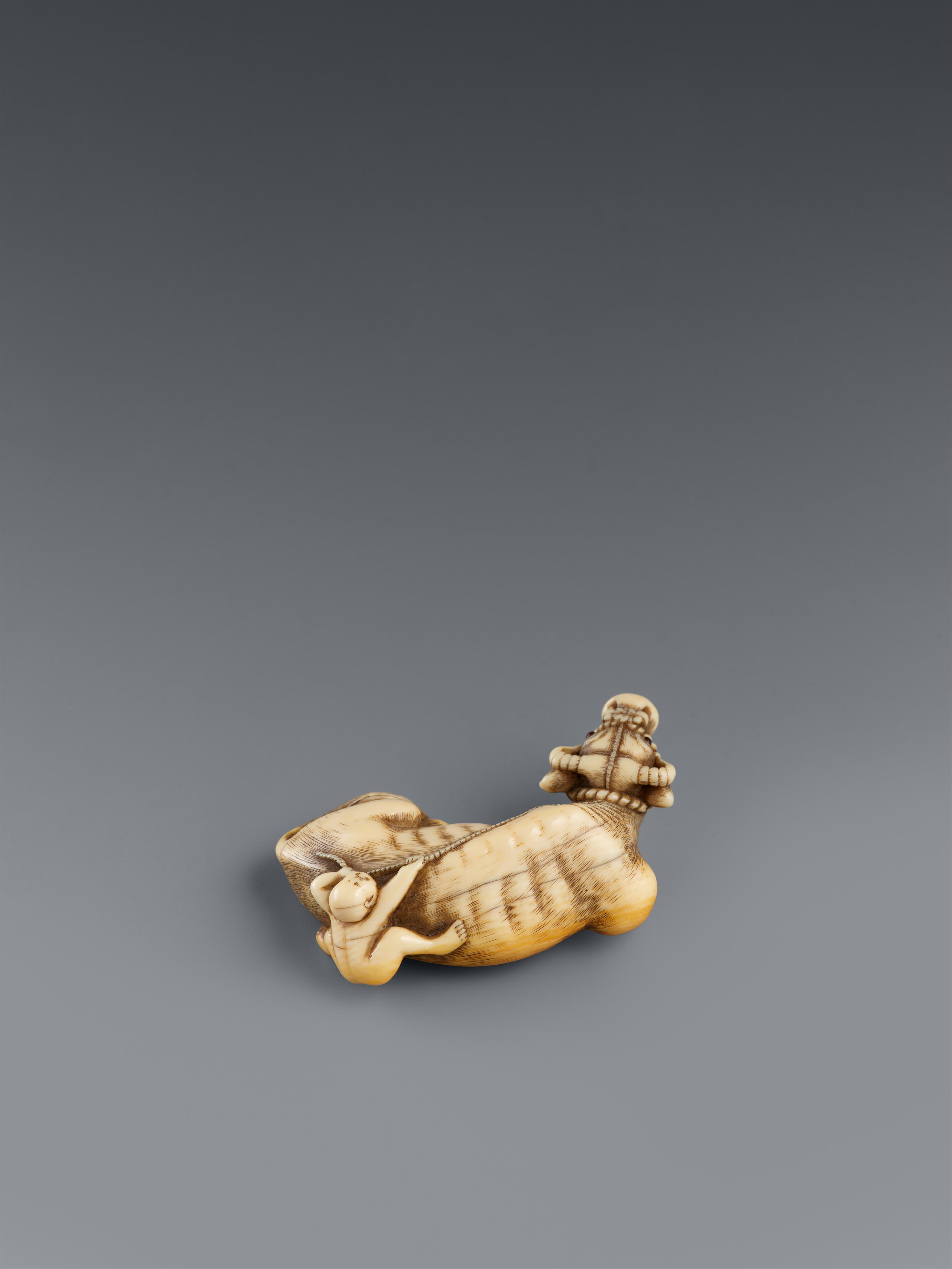 Netsuke eines liegenden Ochsens und Junge. Elfenbein. Spätes 18. Jh. - image-2