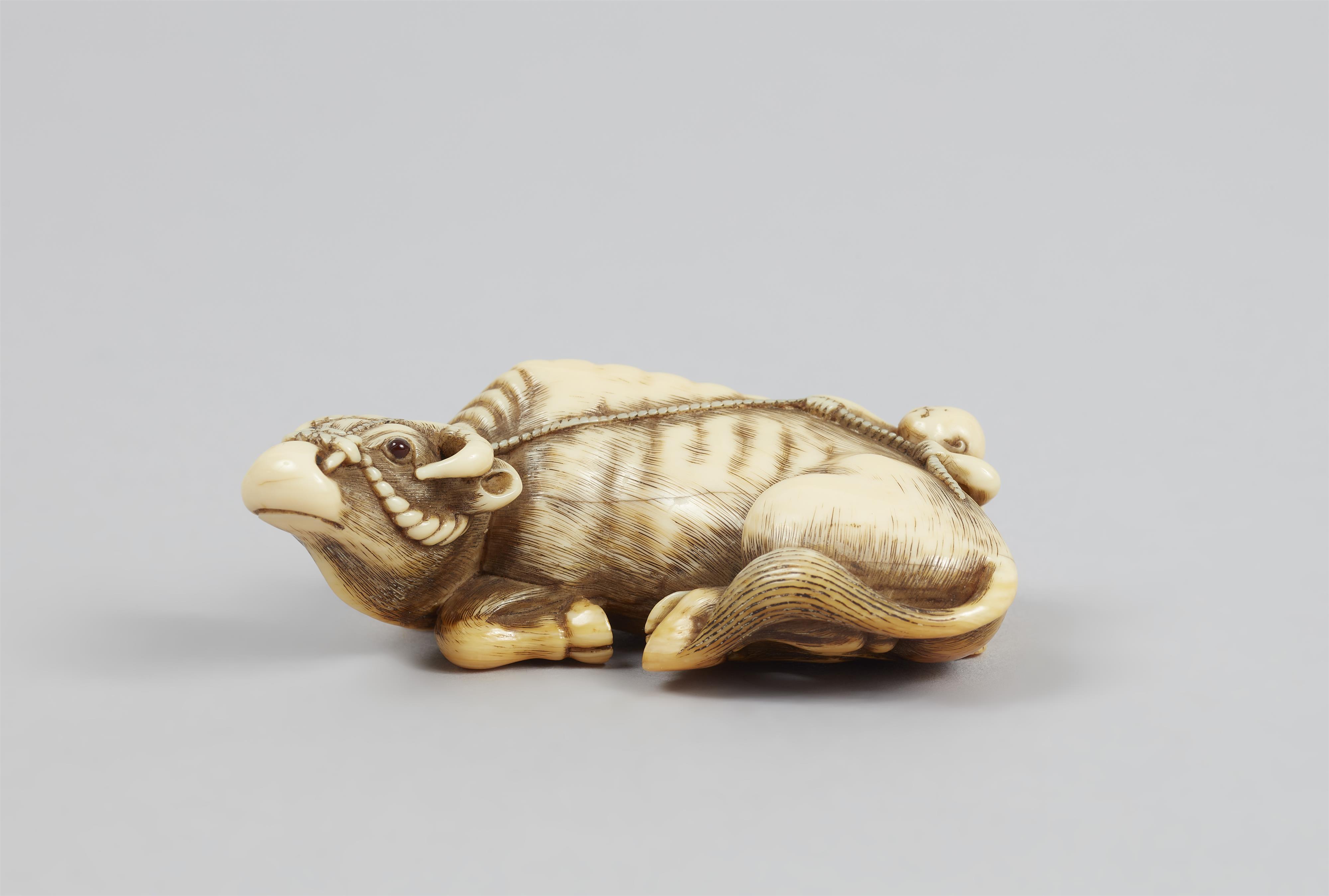 Netsuke eines liegenden Ochsens und Junge. Elfenbein. Spätes 18. Jh. - image-4