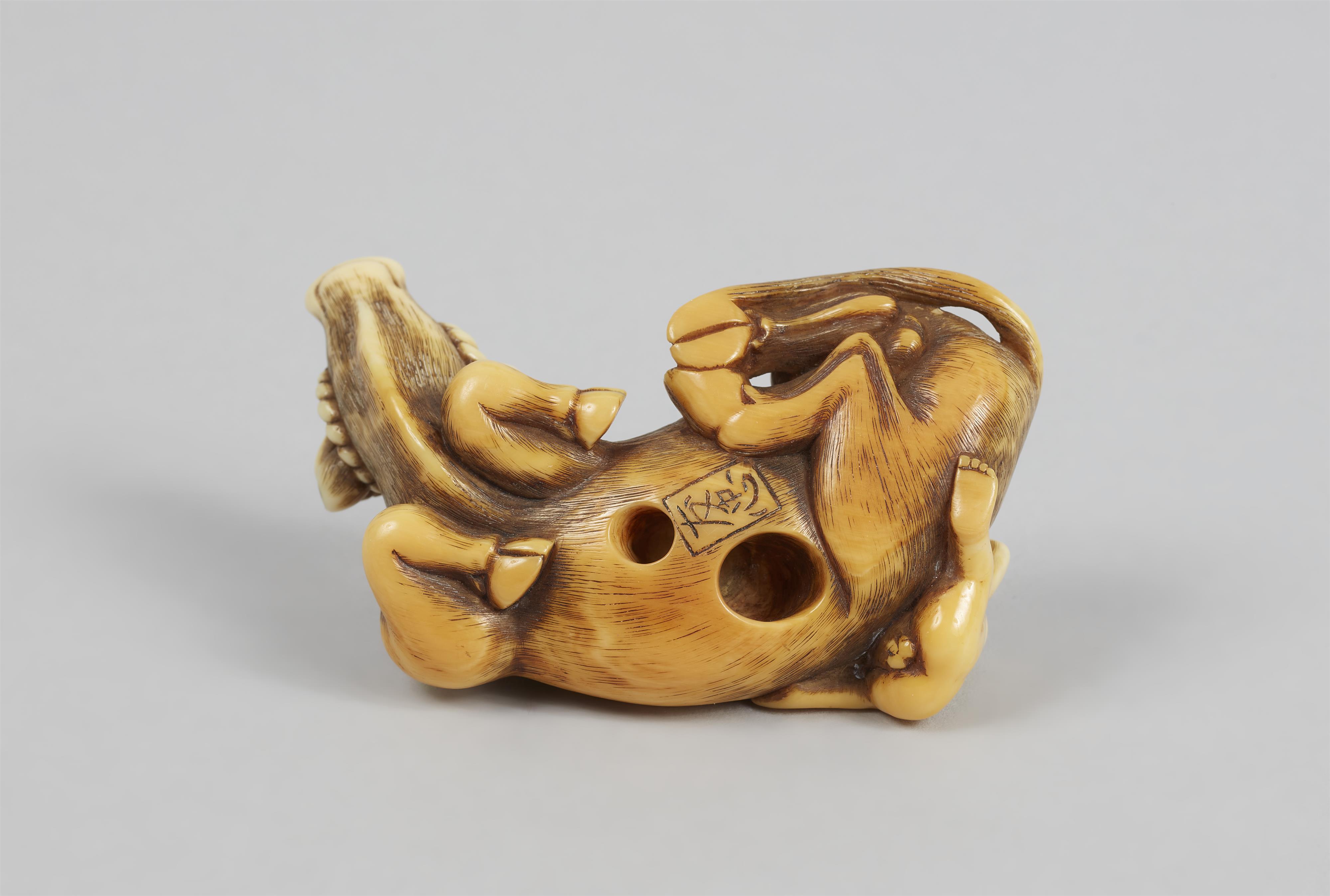 Netsuke eines liegenden Ochsens und Junge. Elfenbein. Spätes 18. Jh. - image-7