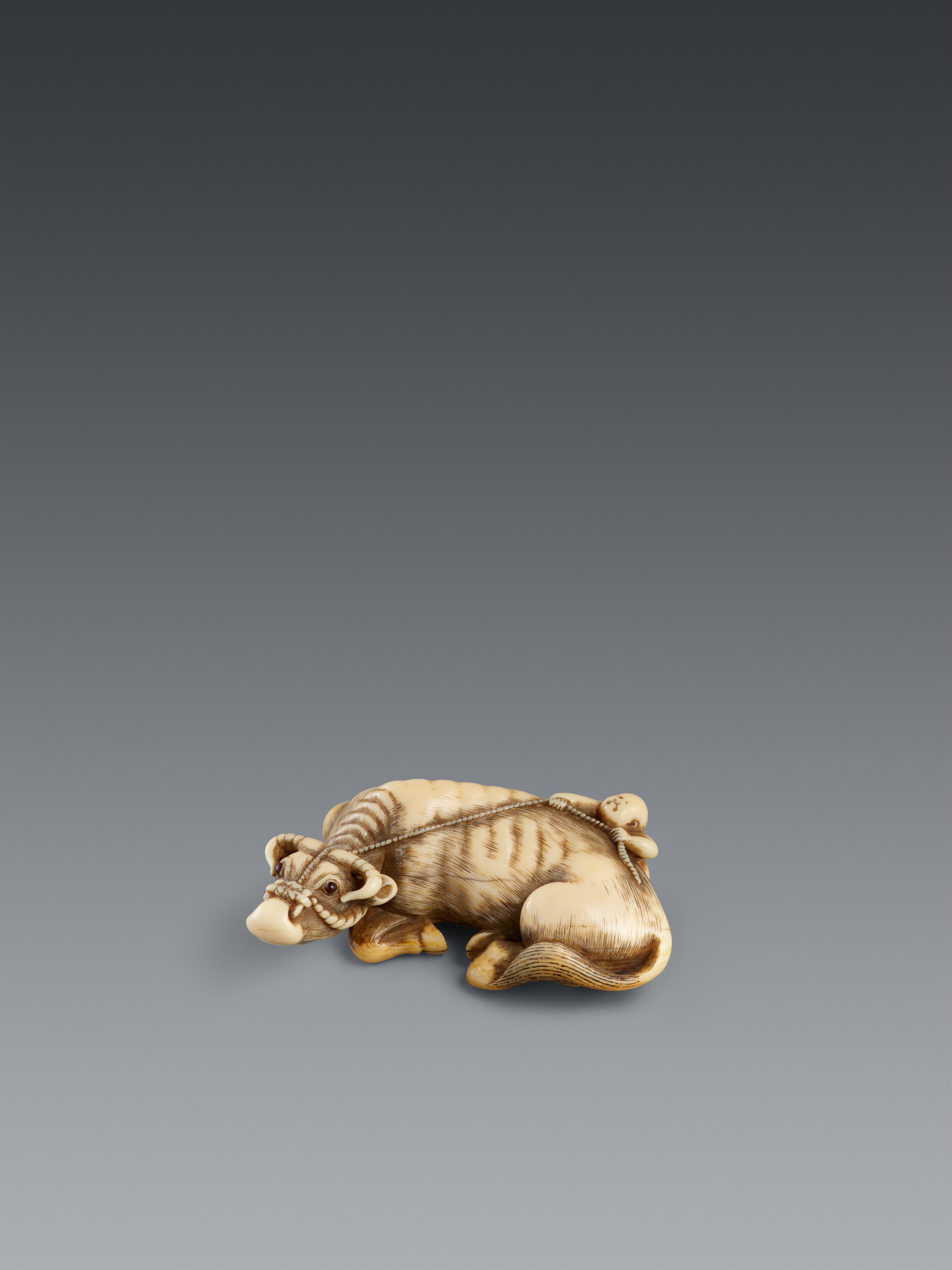 Netsuke eines liegenden Ochsens und Junge. Elfenbein. Spätes 18. Jh. - image-1