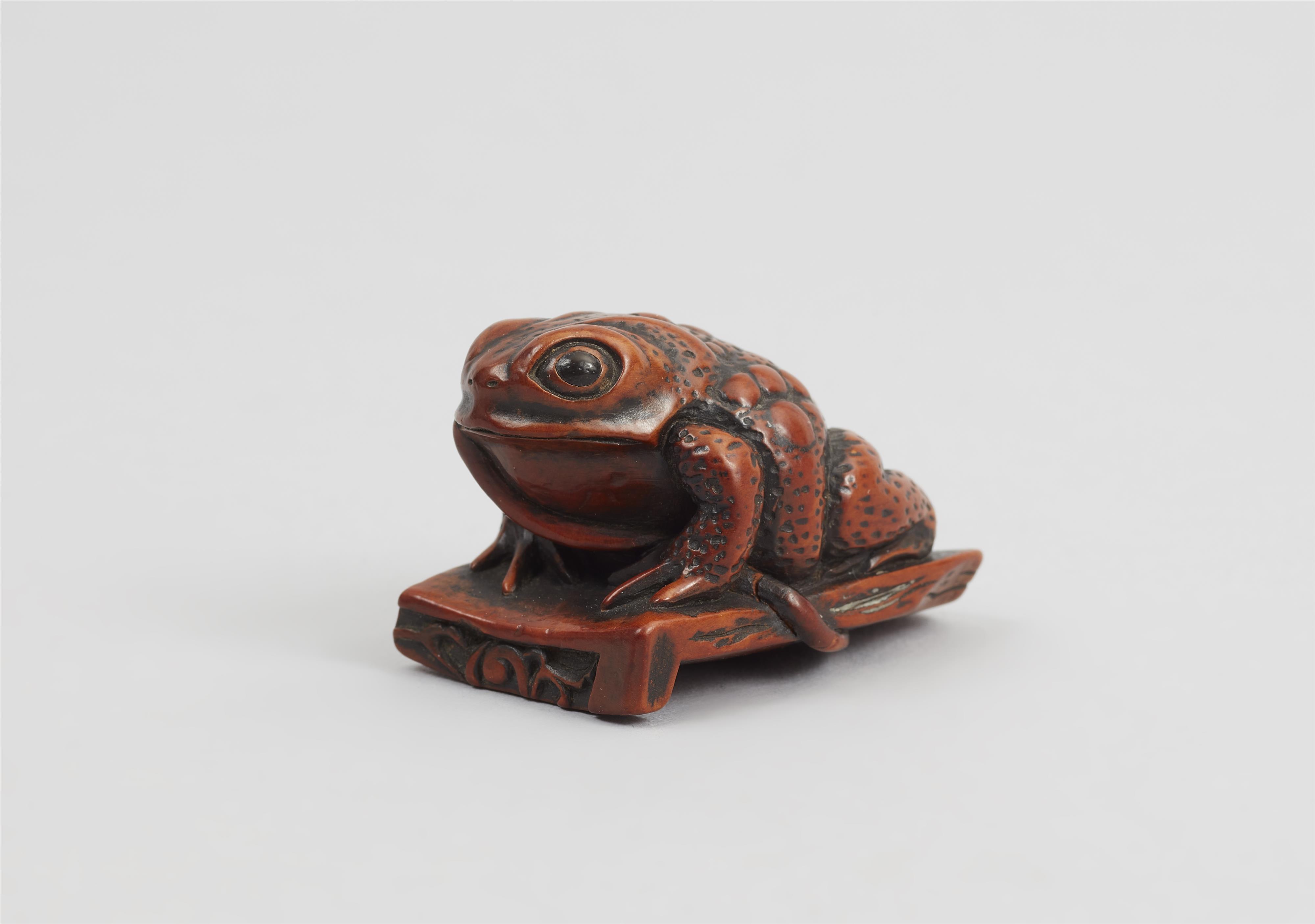 A boxwood netsuke of a toad on a roof tile. 19th century - image-3