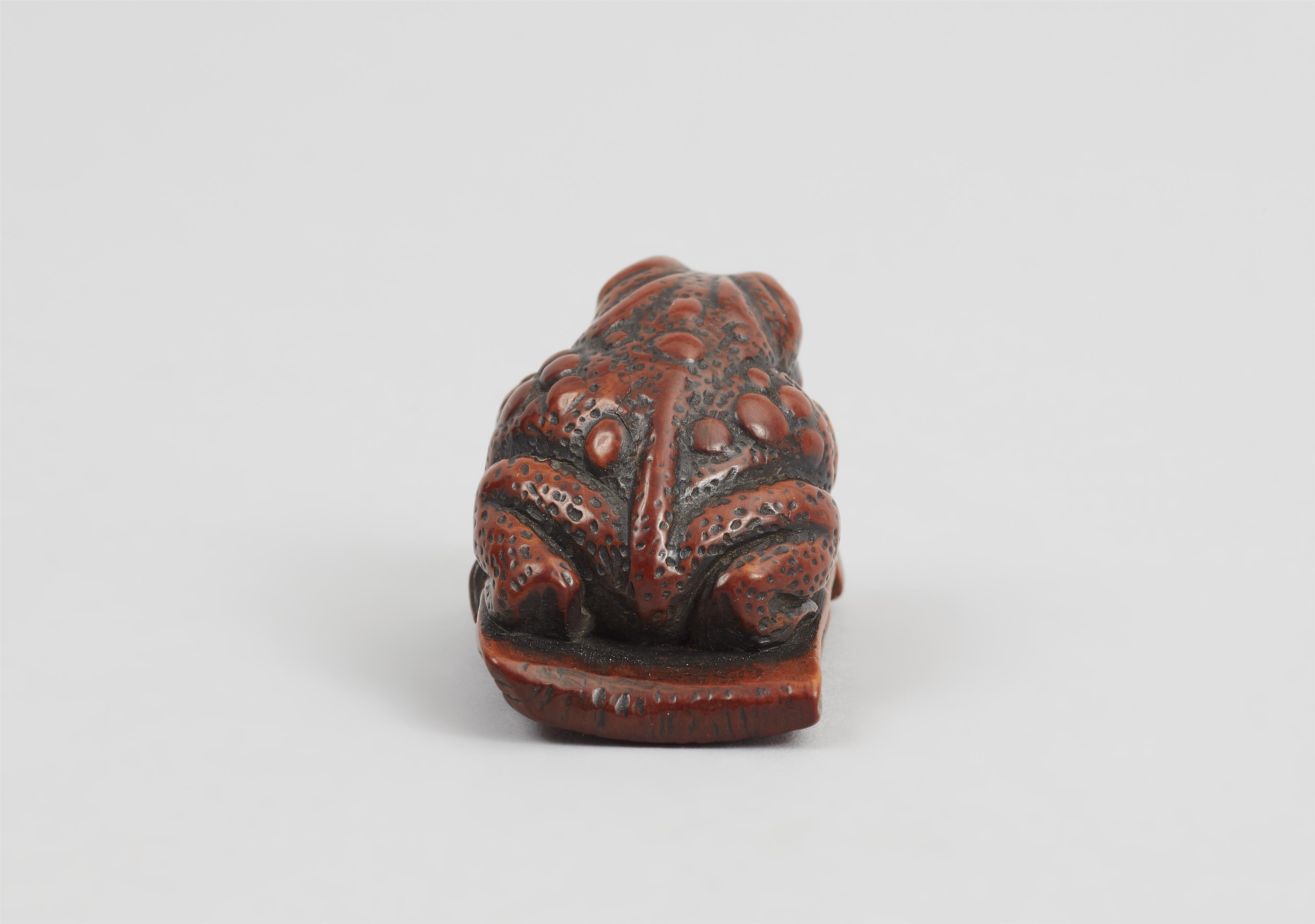 A boxwood netsuke of a toad on a roof tile. 19th century - image-5