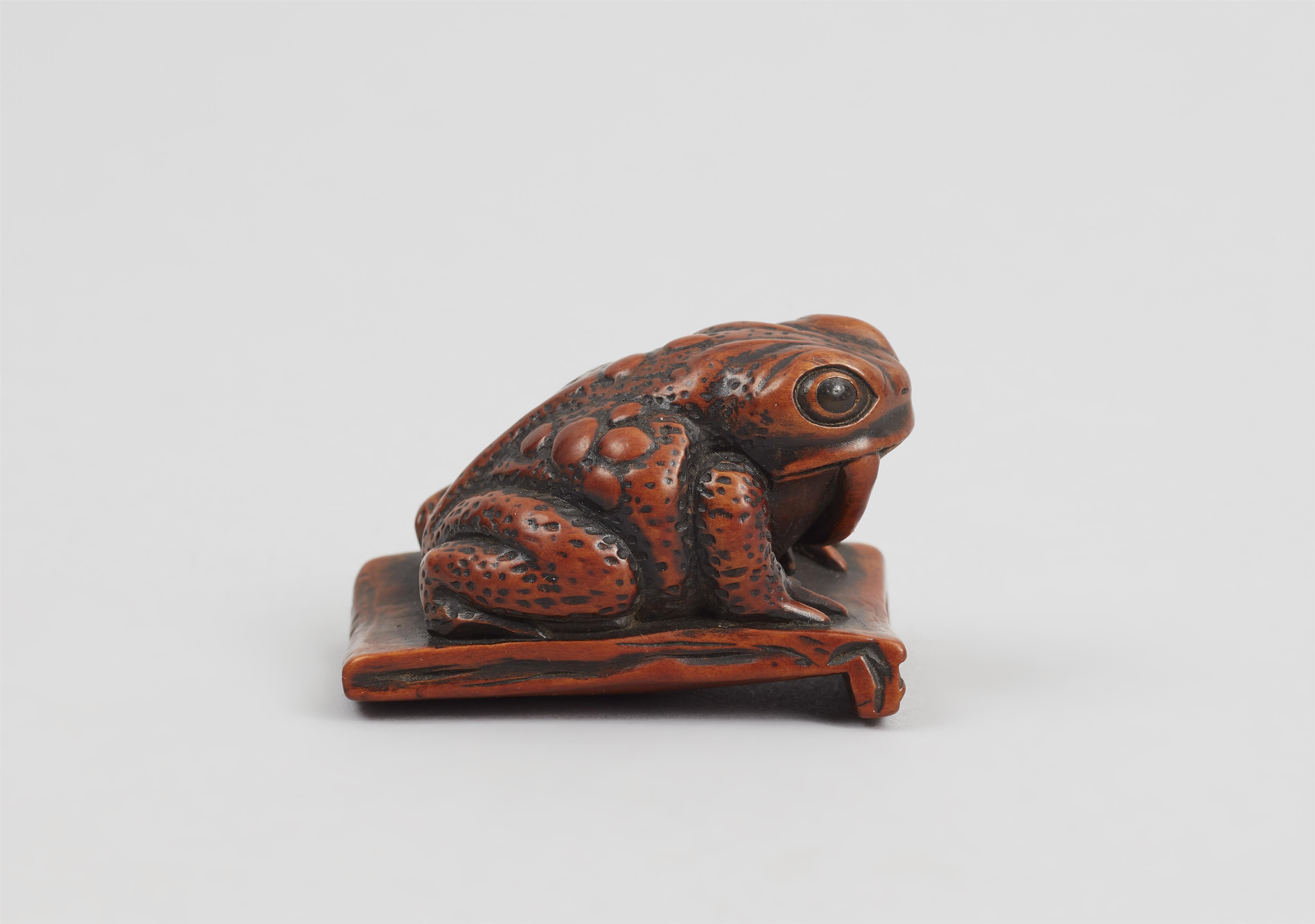 A boxwood netsuke of a toad on a roof tile. 19th century - image-6