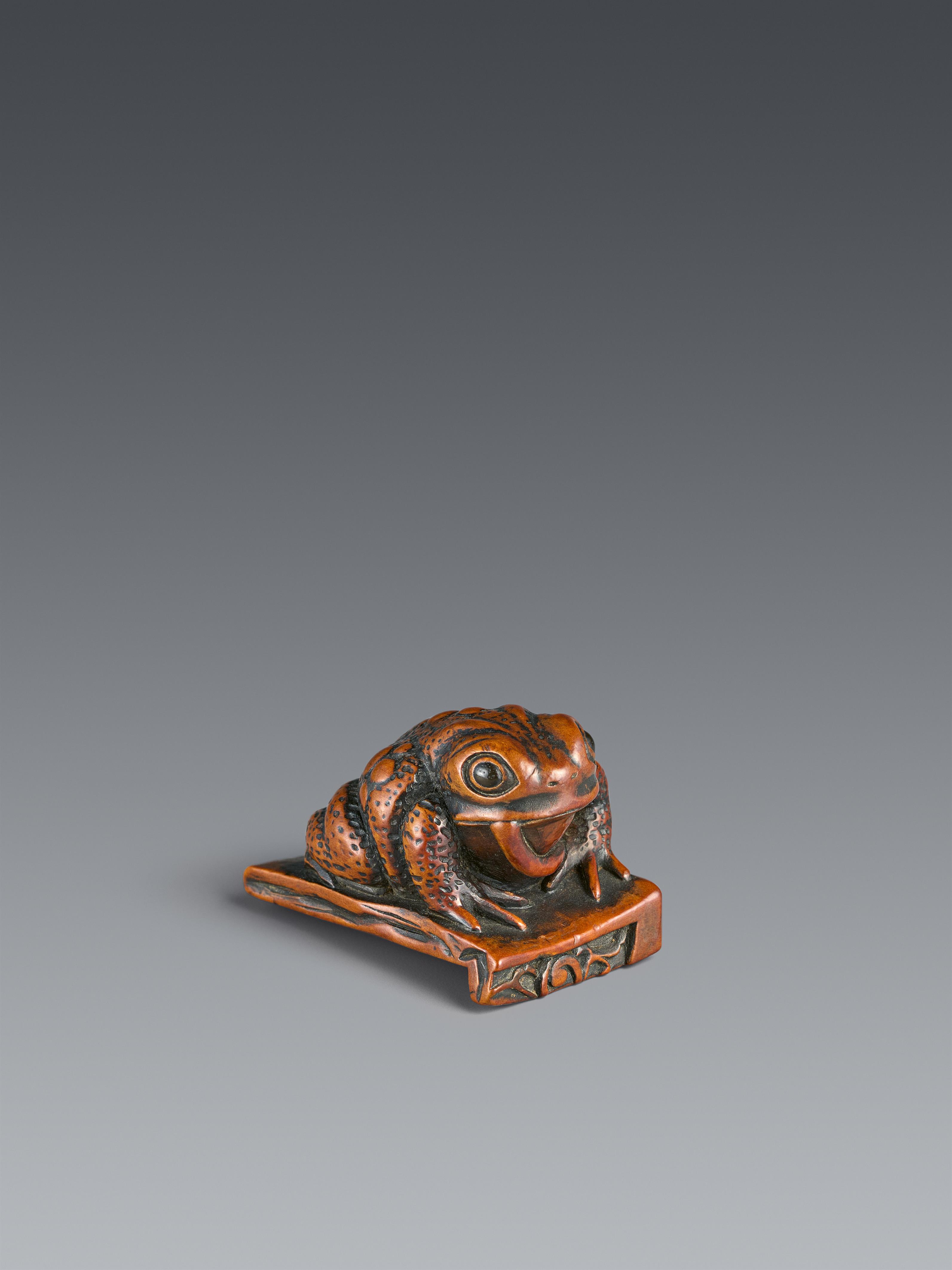 A boxwood netsuke of a toad on a roof tile. 19th century - image-1