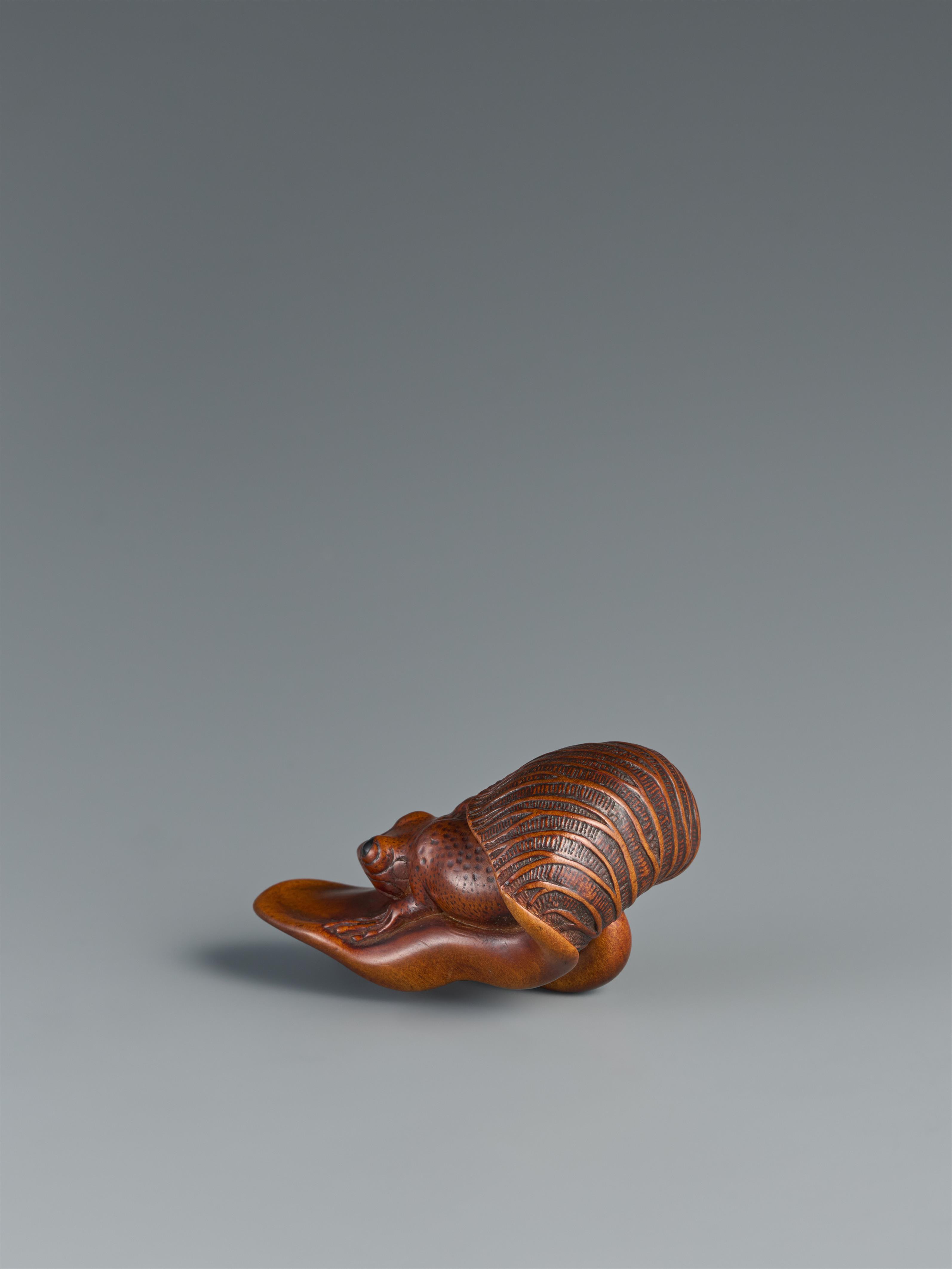 A wood netsuke of a frog on a taro leaf. 19th century - image-2