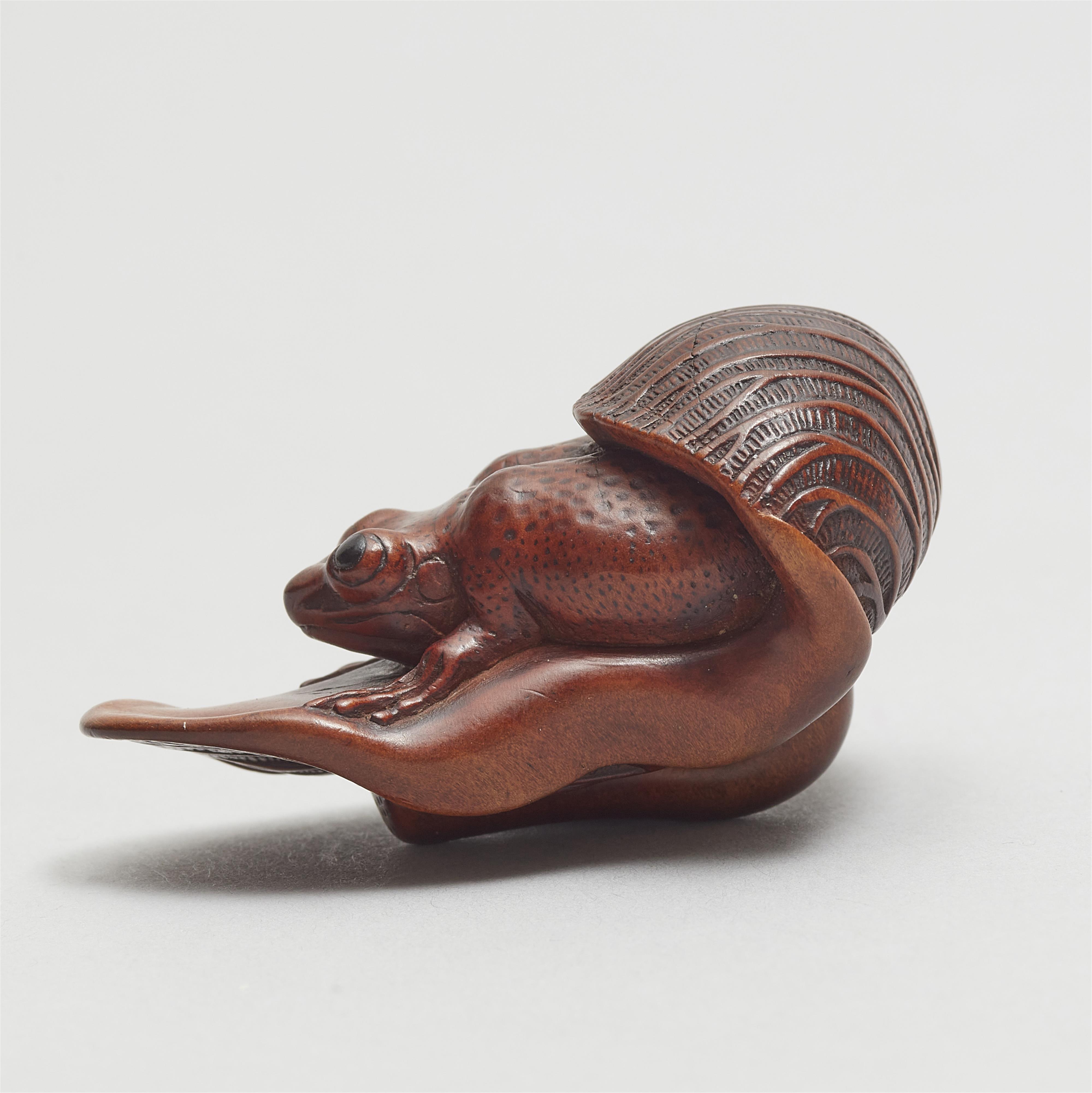 A wood netsuke of a frog on a taro leaf. 19th century - image-5