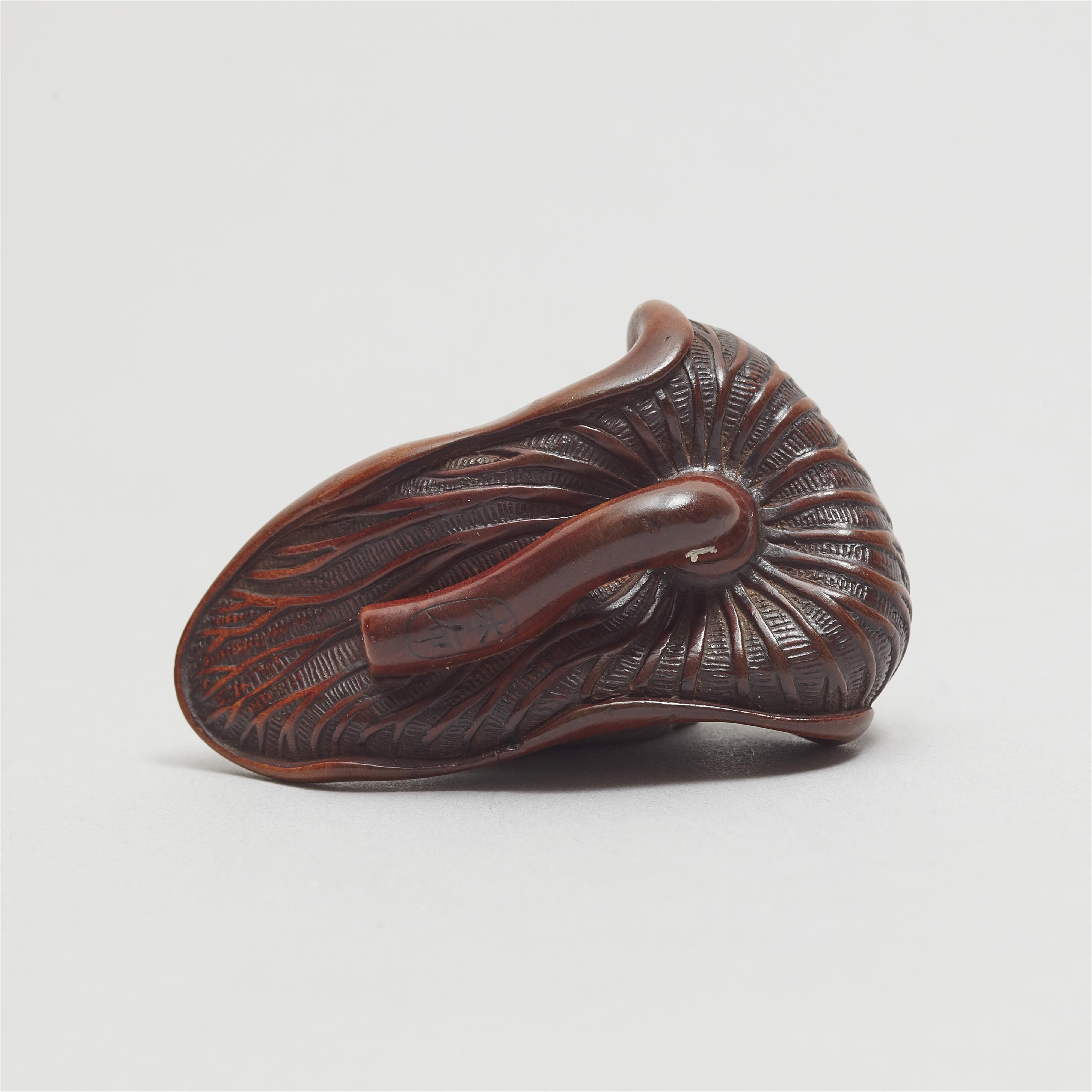 A wood netsuke of a frog on a taro leaf. 19th century - image-6