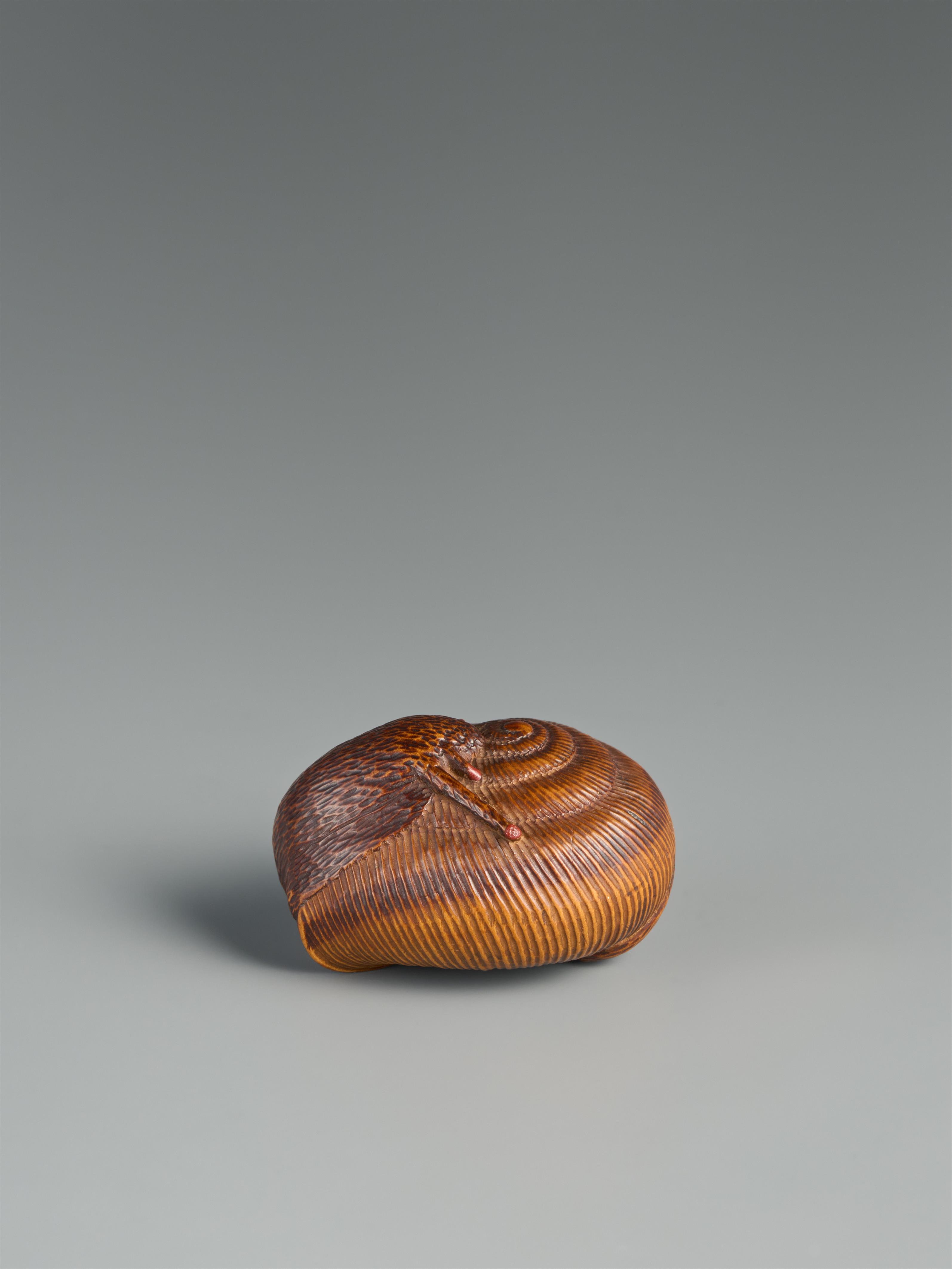 A good boxwood netsuke of a snail. Around 1800 - image-2