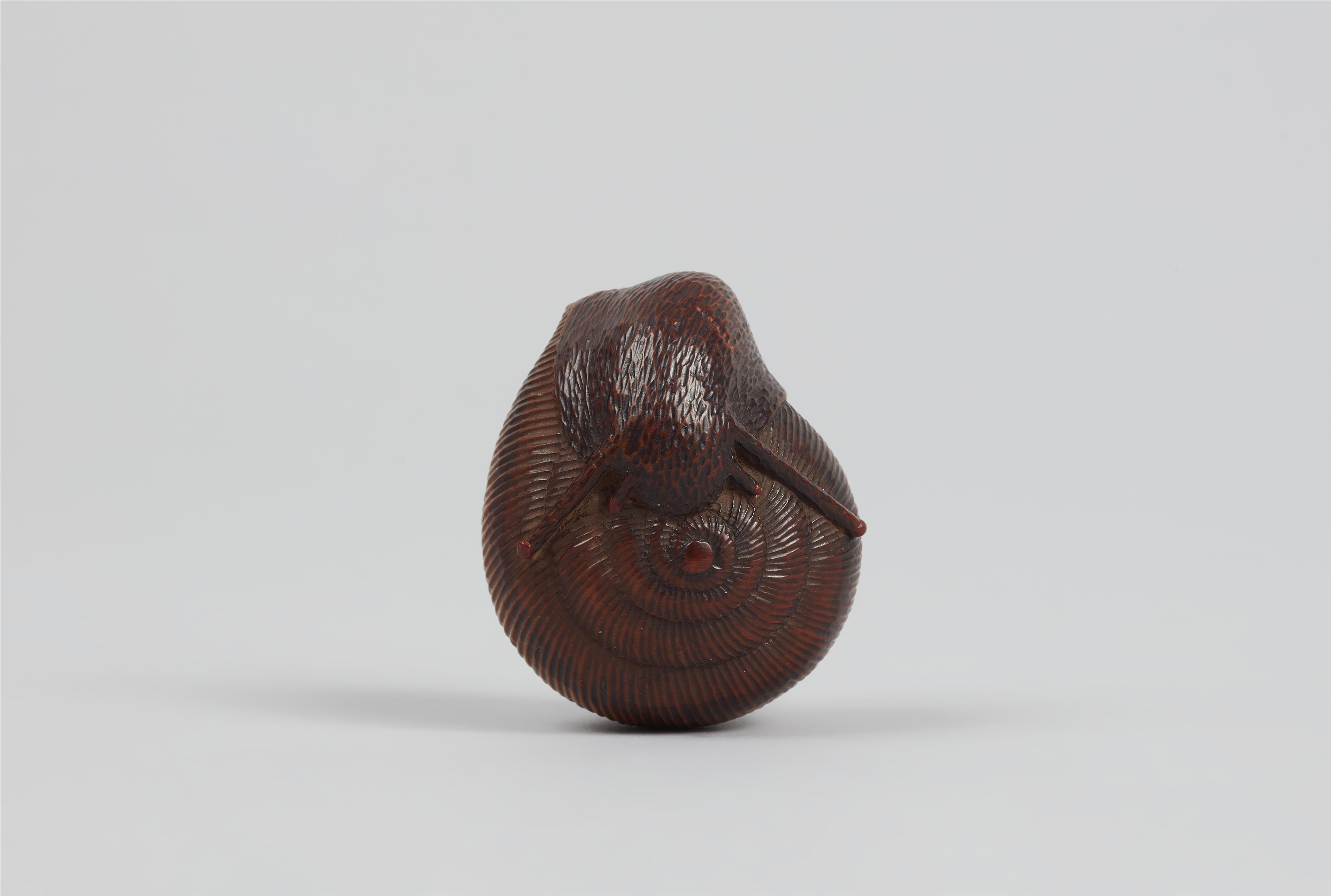 A good boxwood netsuke of a snail. Around 1800 - image-4