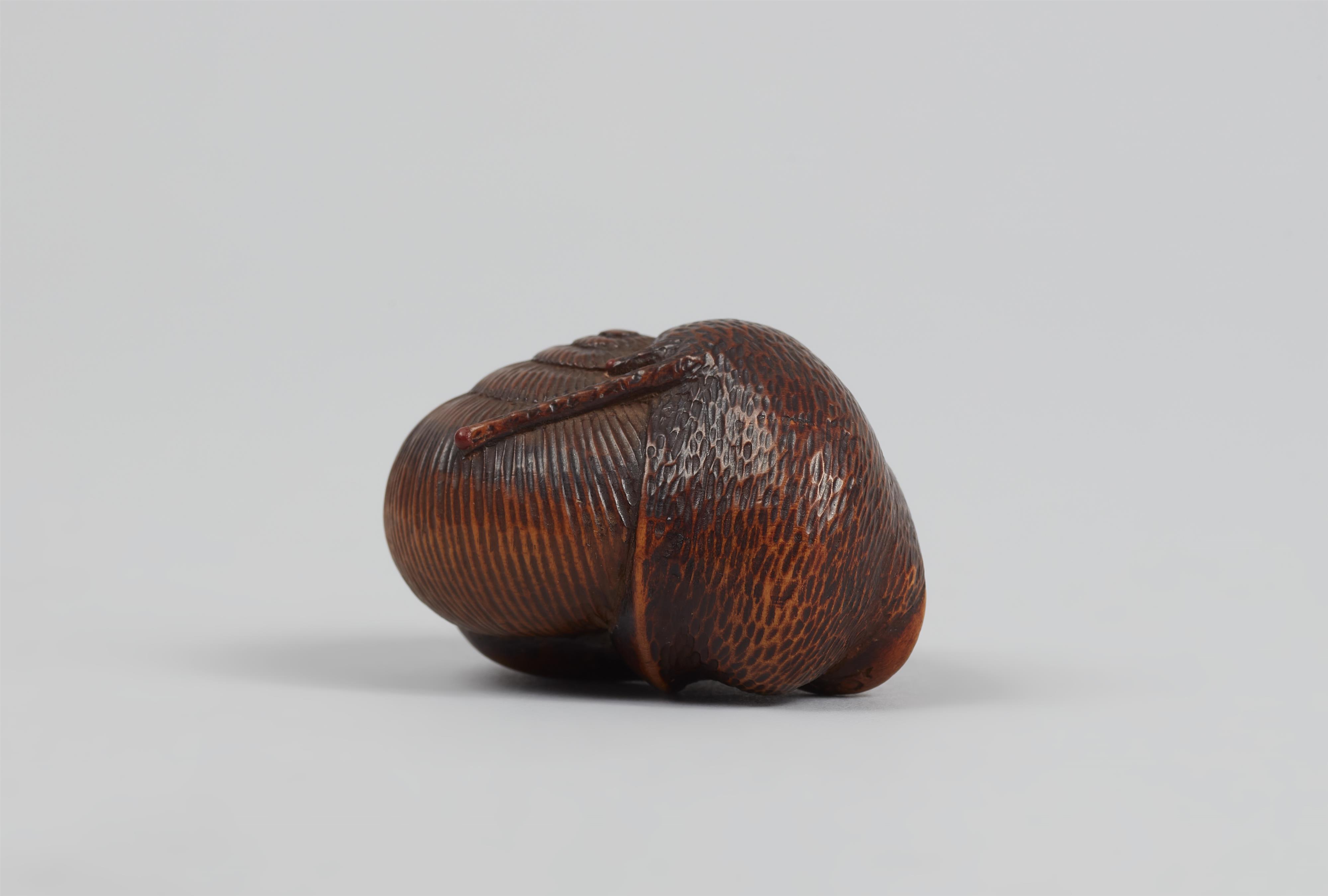 A good boxwood netsuke of a snail. Around 1800 - image-8