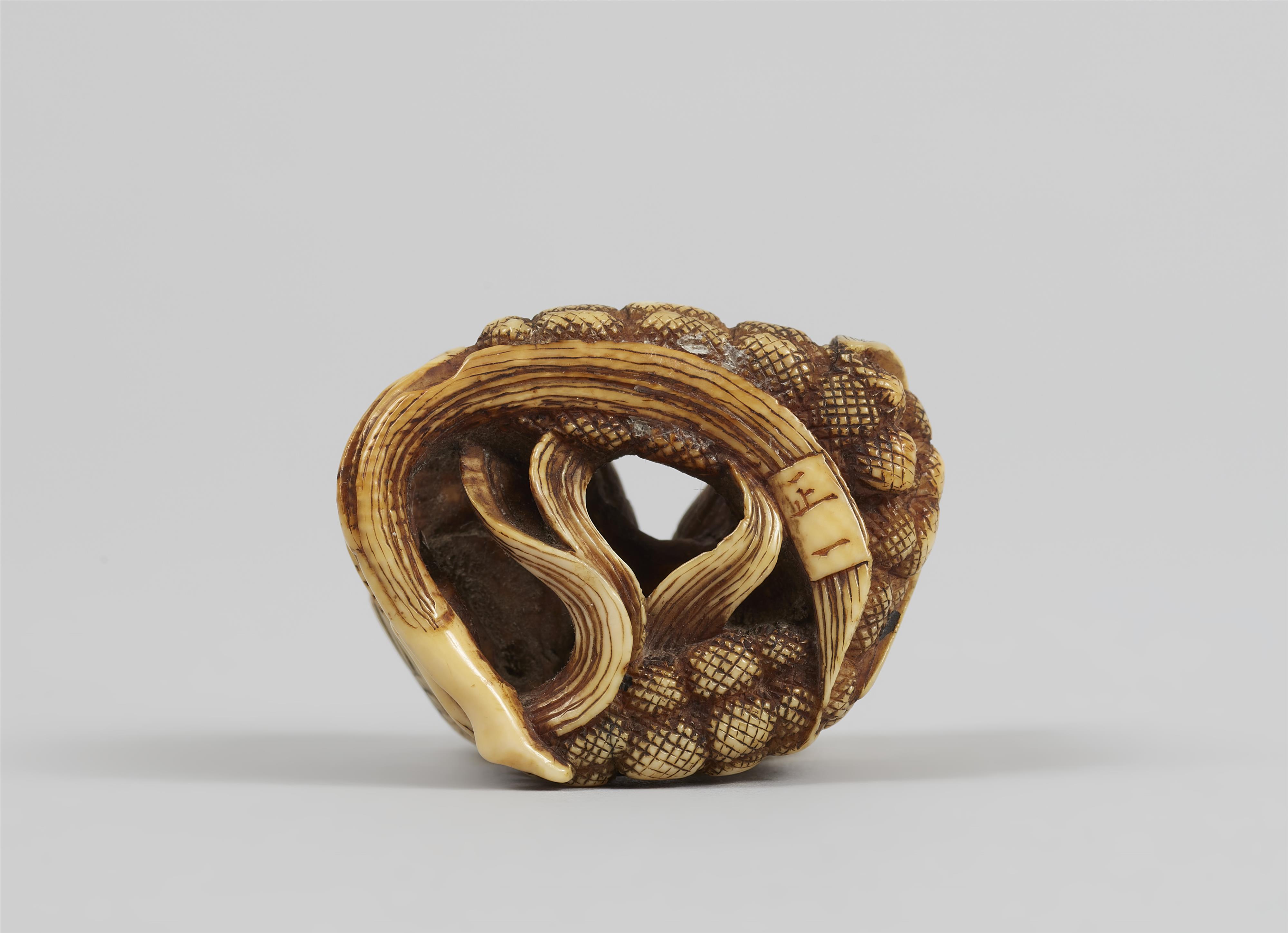 Netsuke zweier Wachteln auf Hirse. Elfenbein. Frühes 19. Jh. - image-7