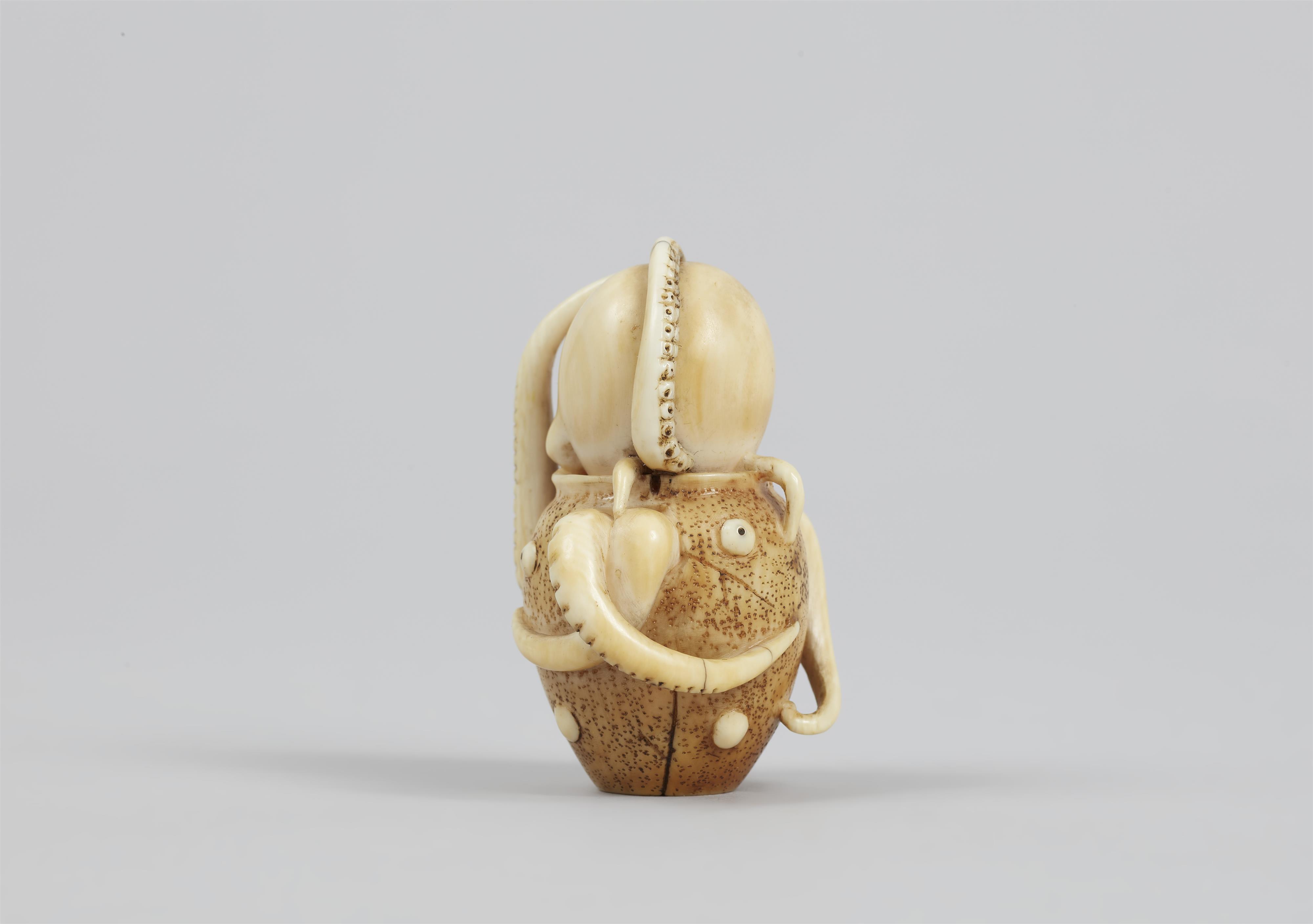 Netsuke eines Kraken in einem Topf. Elfenbein. Mitte 19. Jh. - image-4