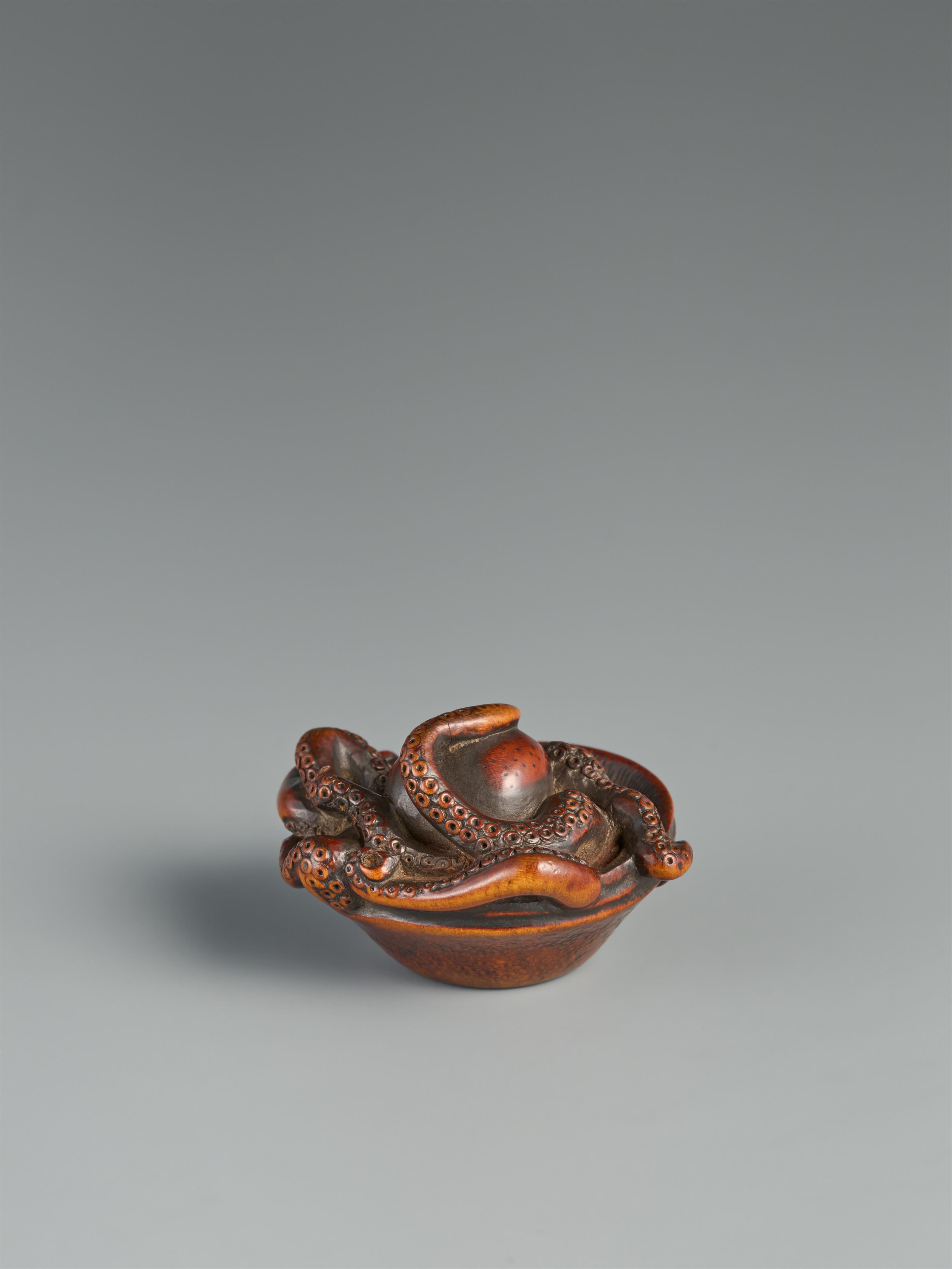 A very fine boxwood netsuke of an octopus in a suribachi. 19th century - image-2