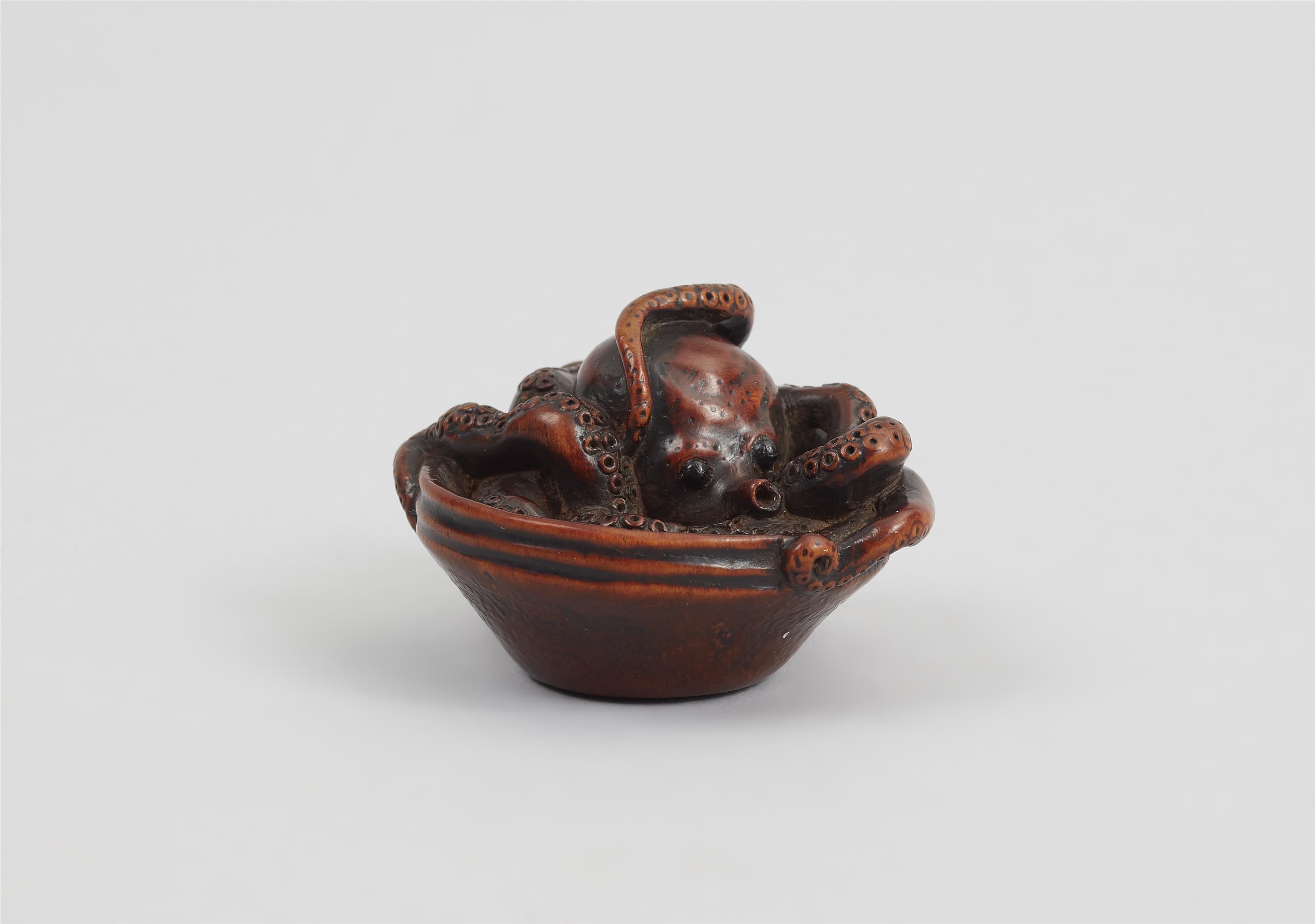 A very fine boxwood netsuke of an octopus in a suribachi. 19th century - image-3