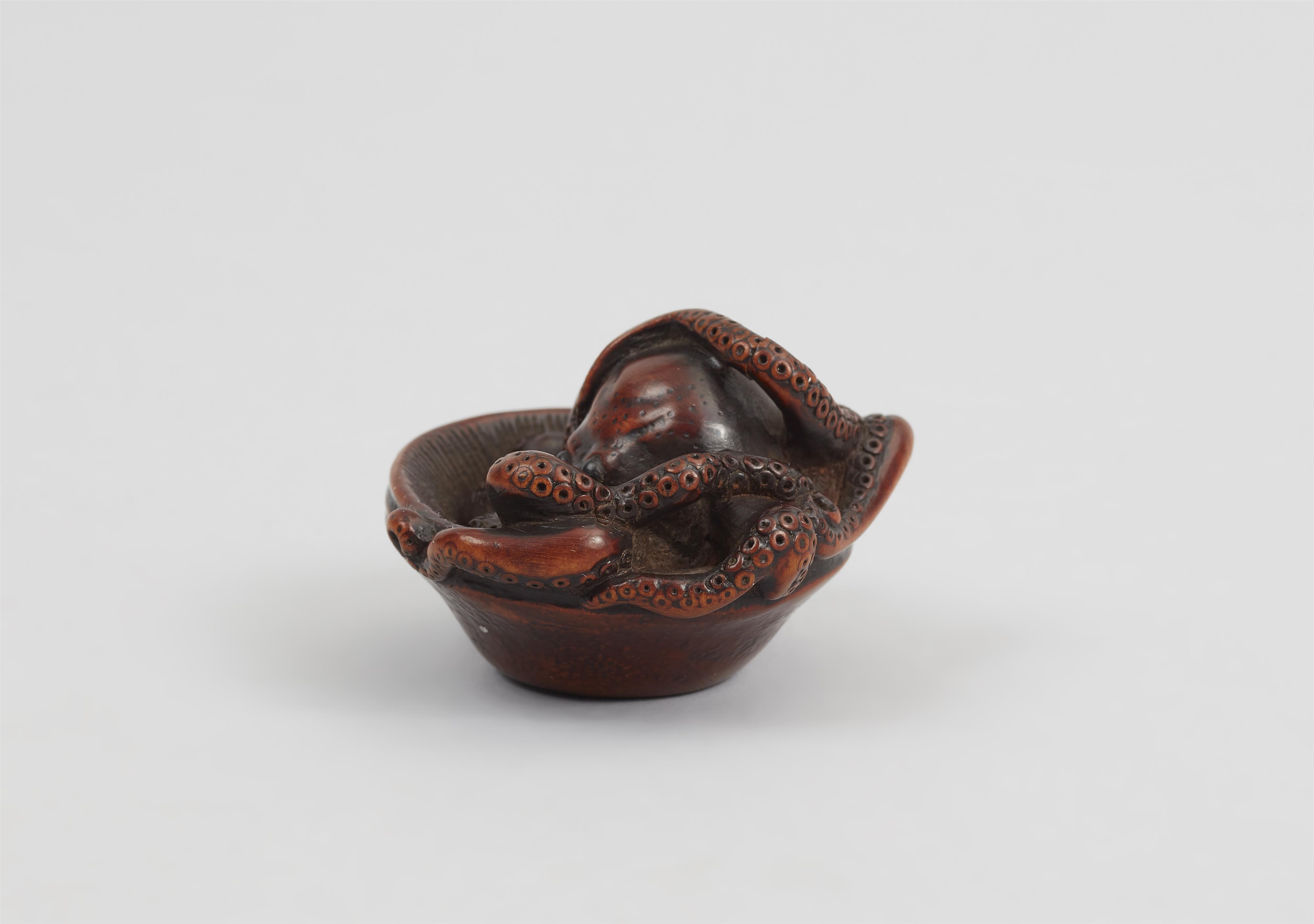 A very fine boxwood netsuke of an octopus in a suribachi. 19th century - image-4