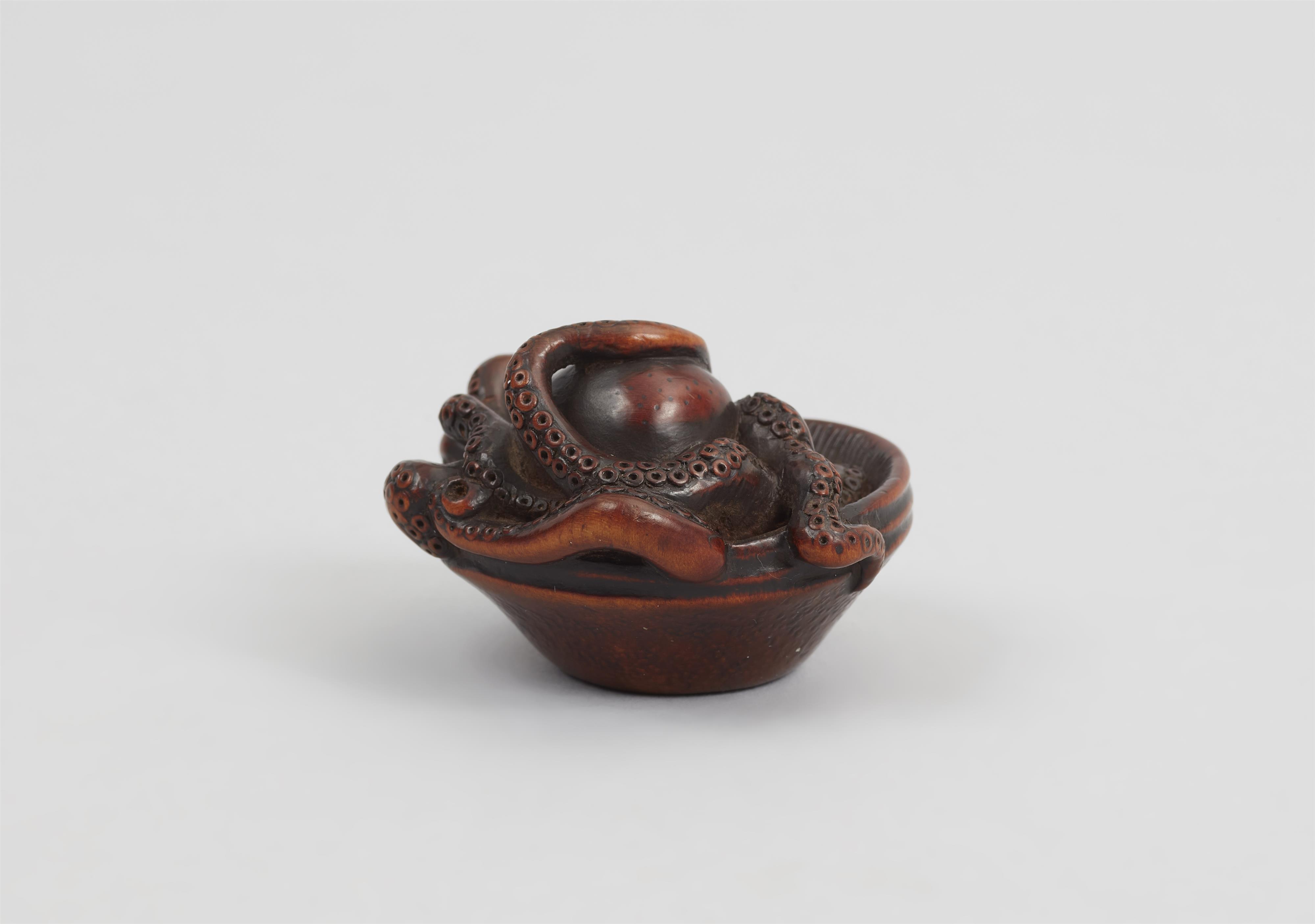 A very fine boxwood netsuke of an octopus in a suribachi. 19th century - image-5