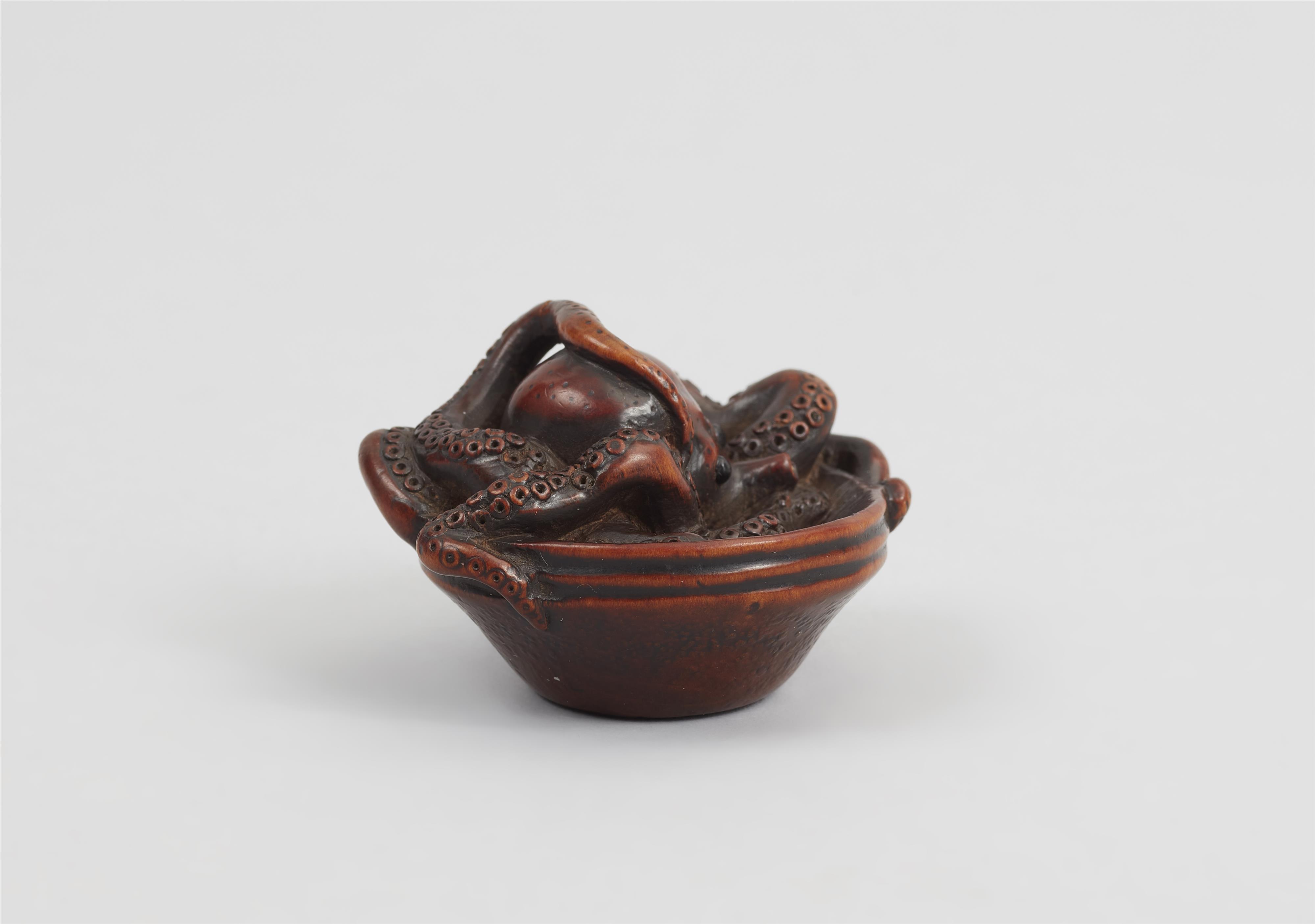 A very fine boxwood netsuke of an octopus in a suribachi. 19th century - image-6