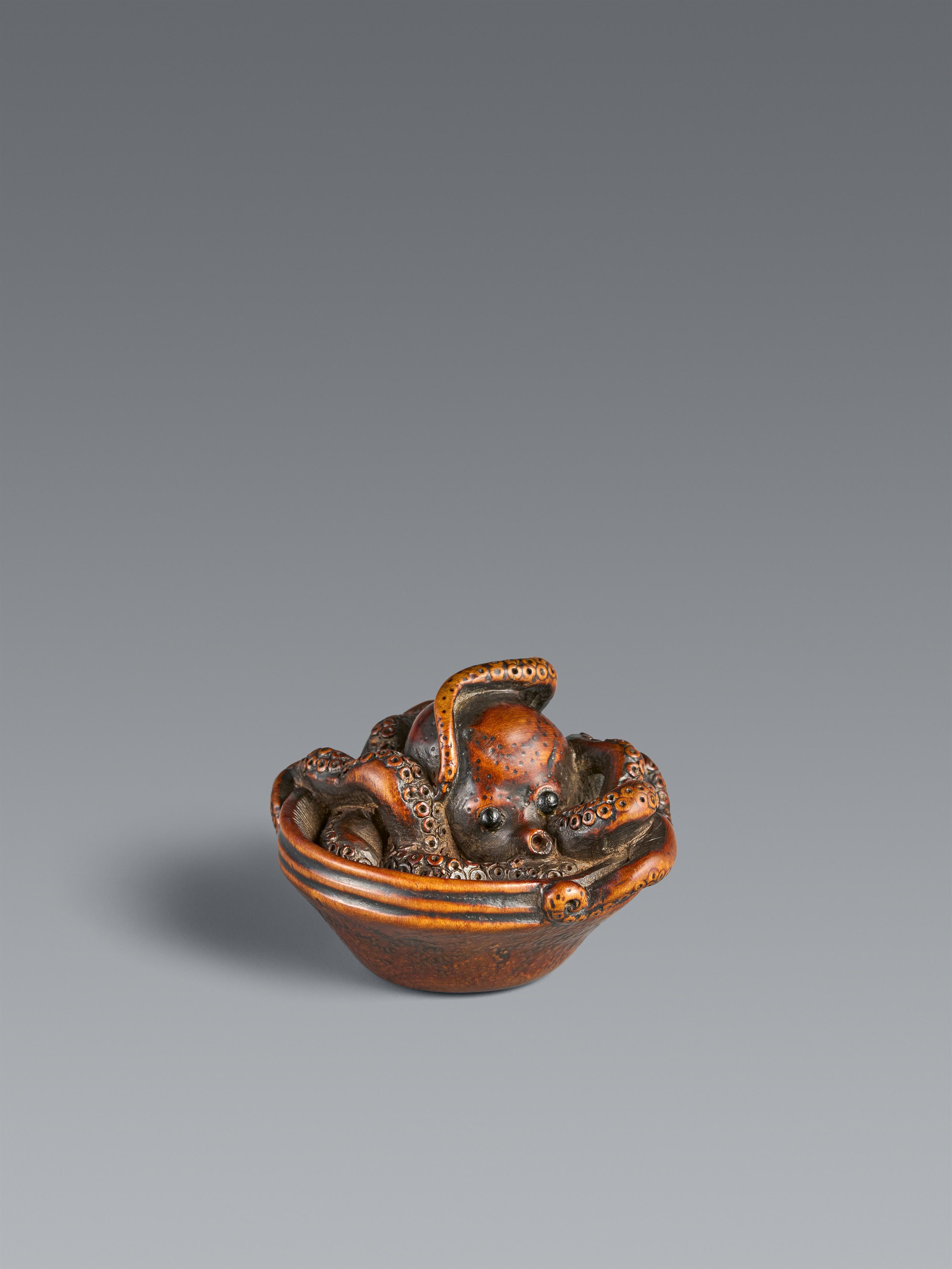 A very fine boxwood netsuke of an octopus in a suribachi. 19th century - image-1