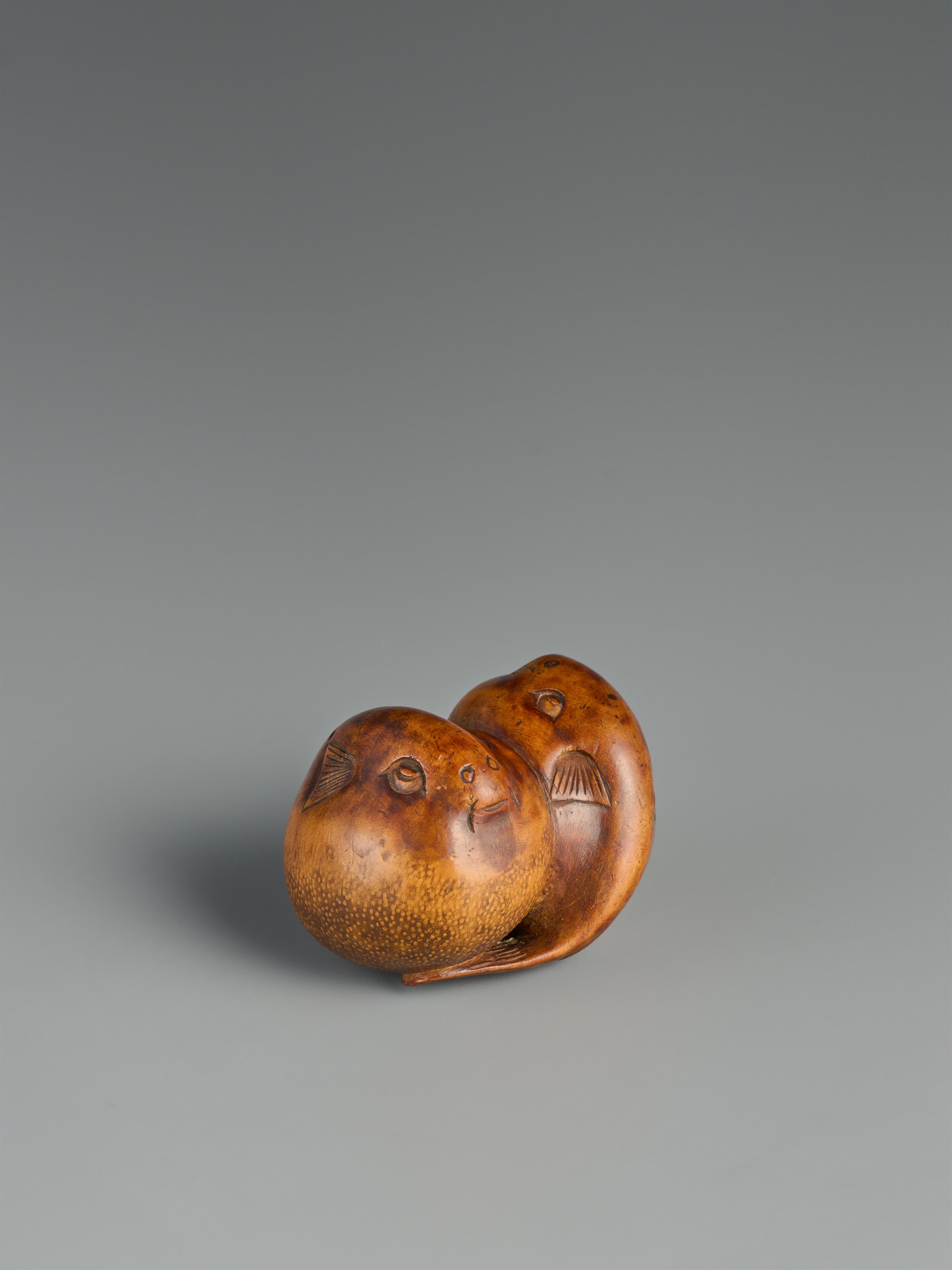 A boxwood netsuke of two blowfish. Around 1800 - image-2