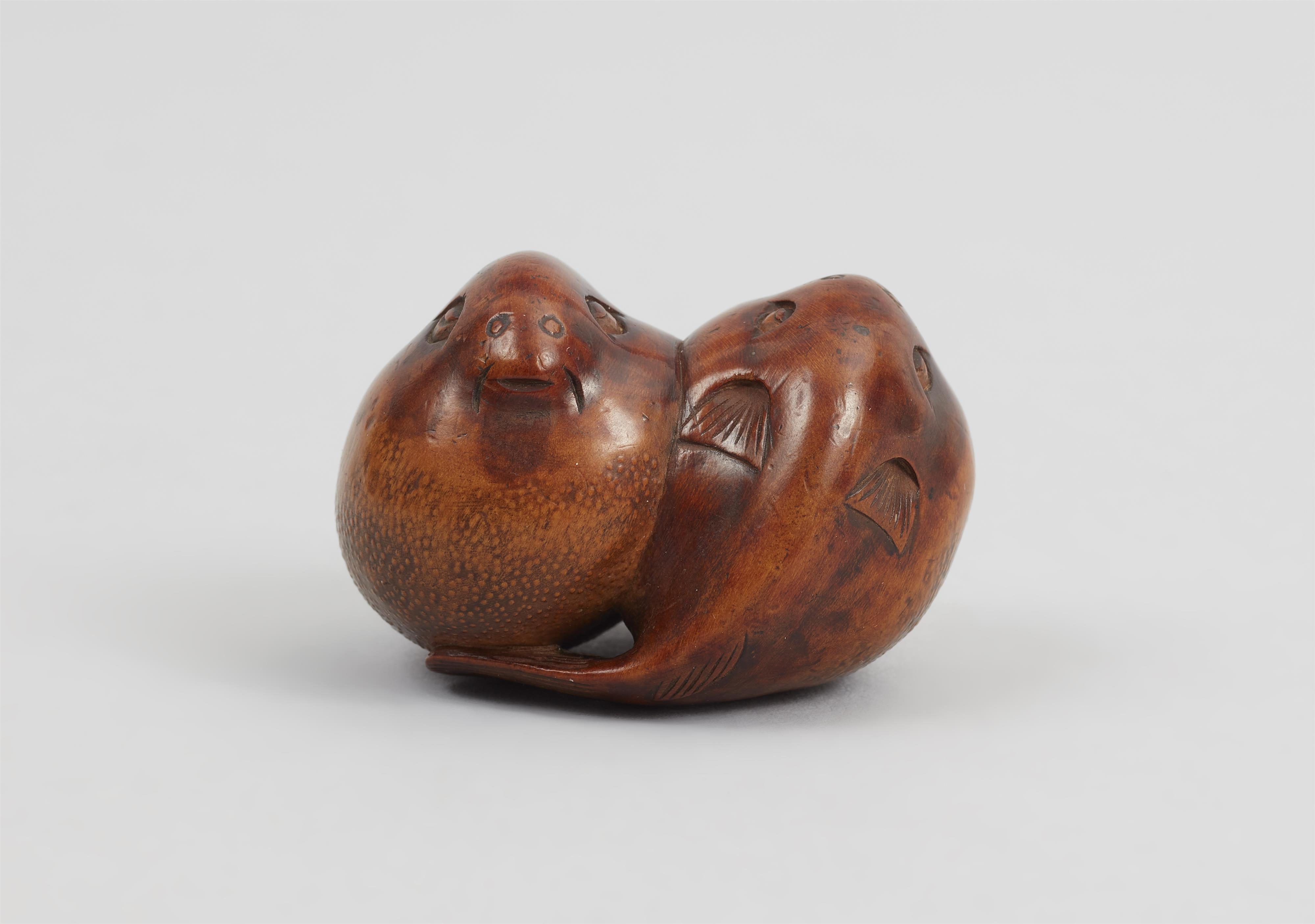 A boxwood netsuke of two blowfish. Around 1800 - image-3