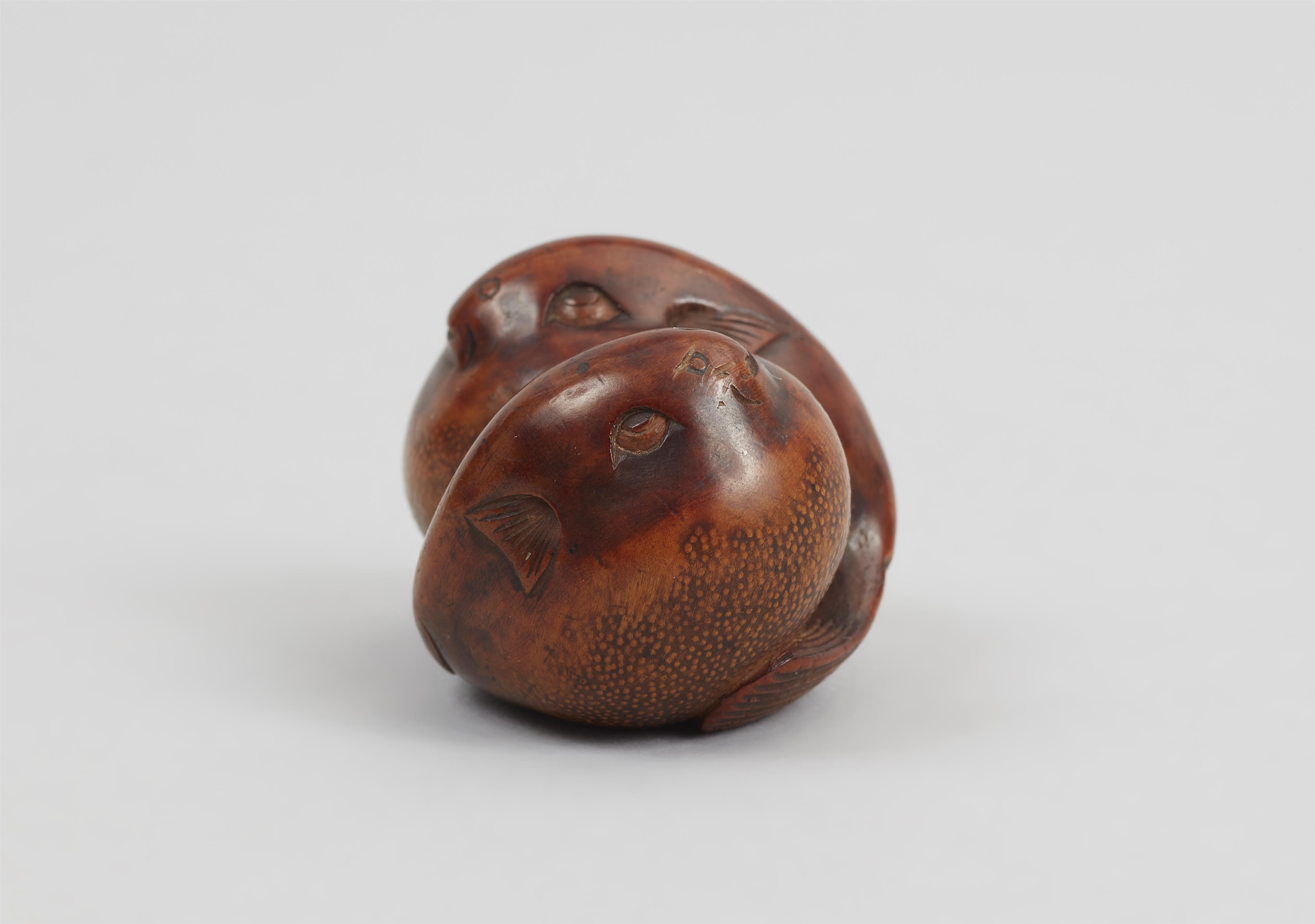 A boxwood netsuke of two blowfish. Around 1800 - image-4