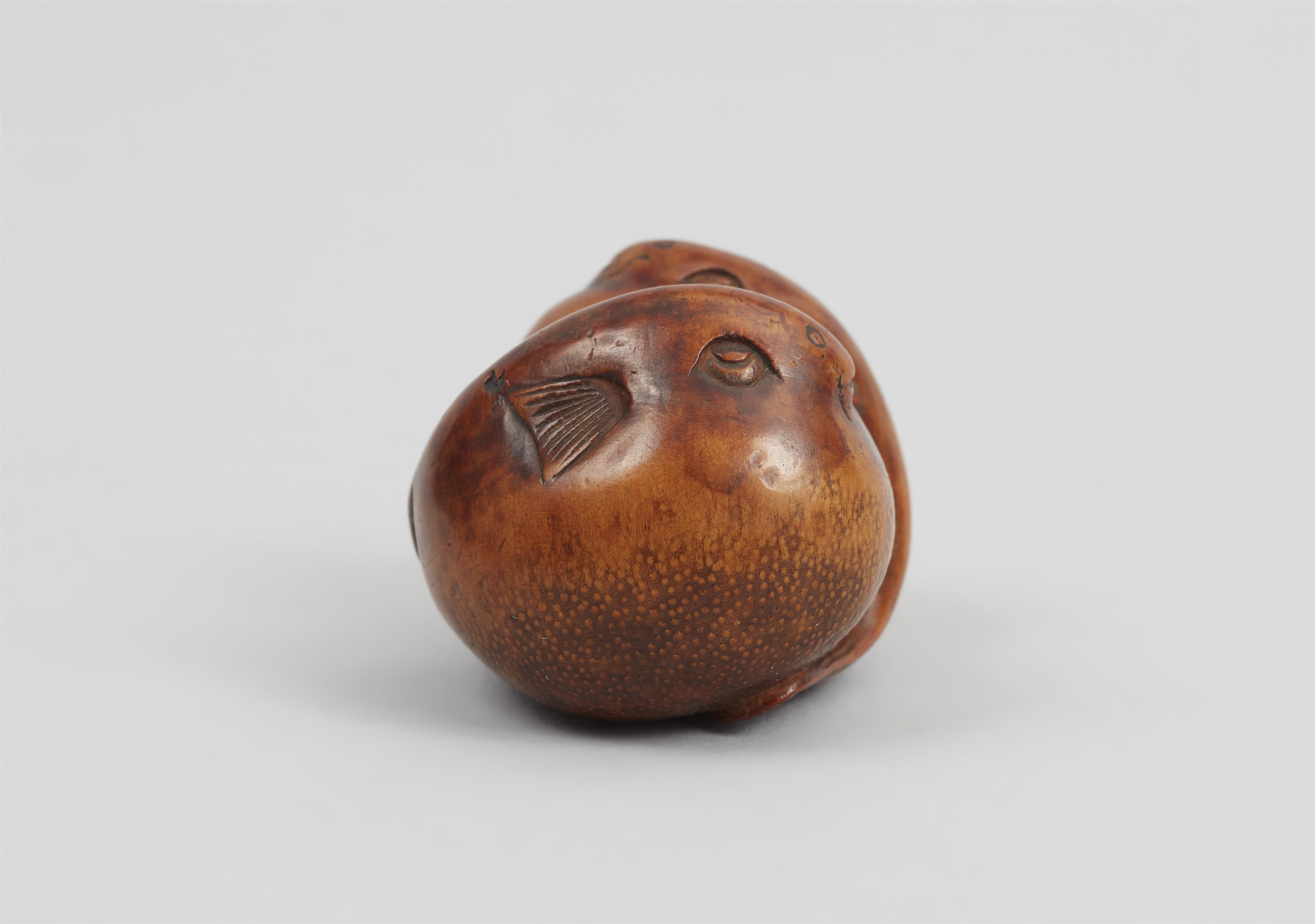 A boxwood netsuke of two blowfish. Around 1800 - image-6