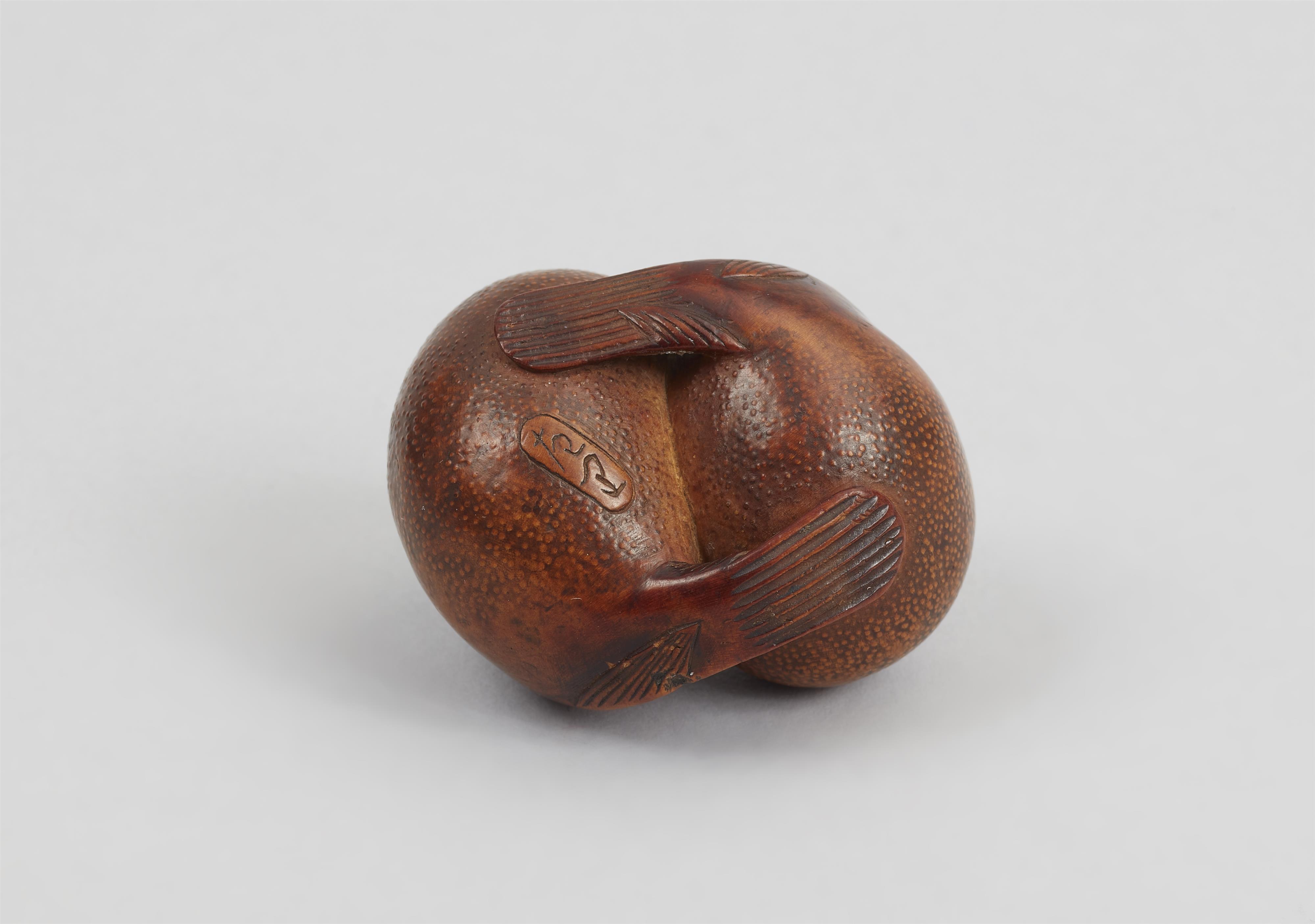 A boxwood netsuke of two blowfish. Around 1800 - image-7