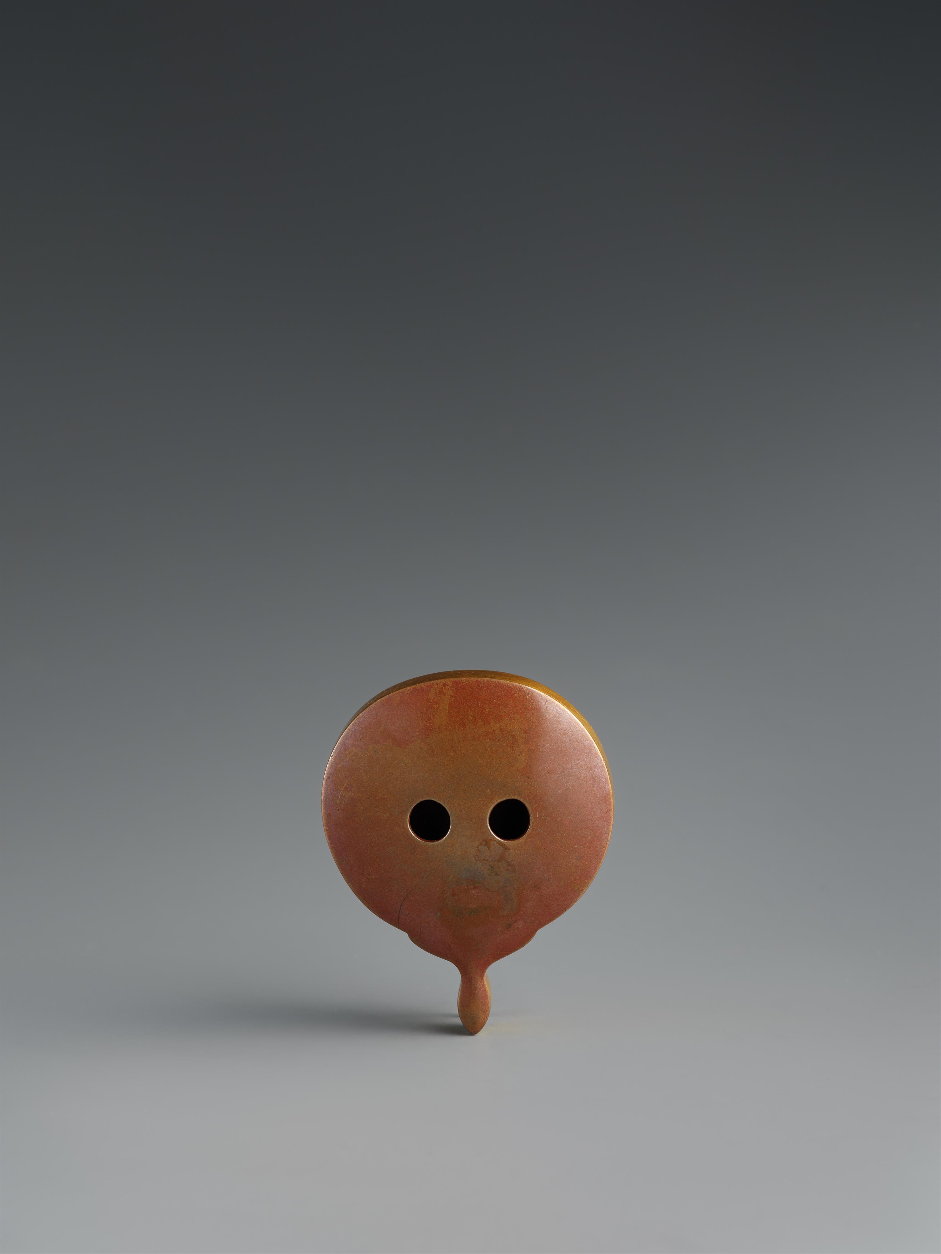 A copper alloy netsuke of an uchiwa with a lady bug. 19th century - image-2