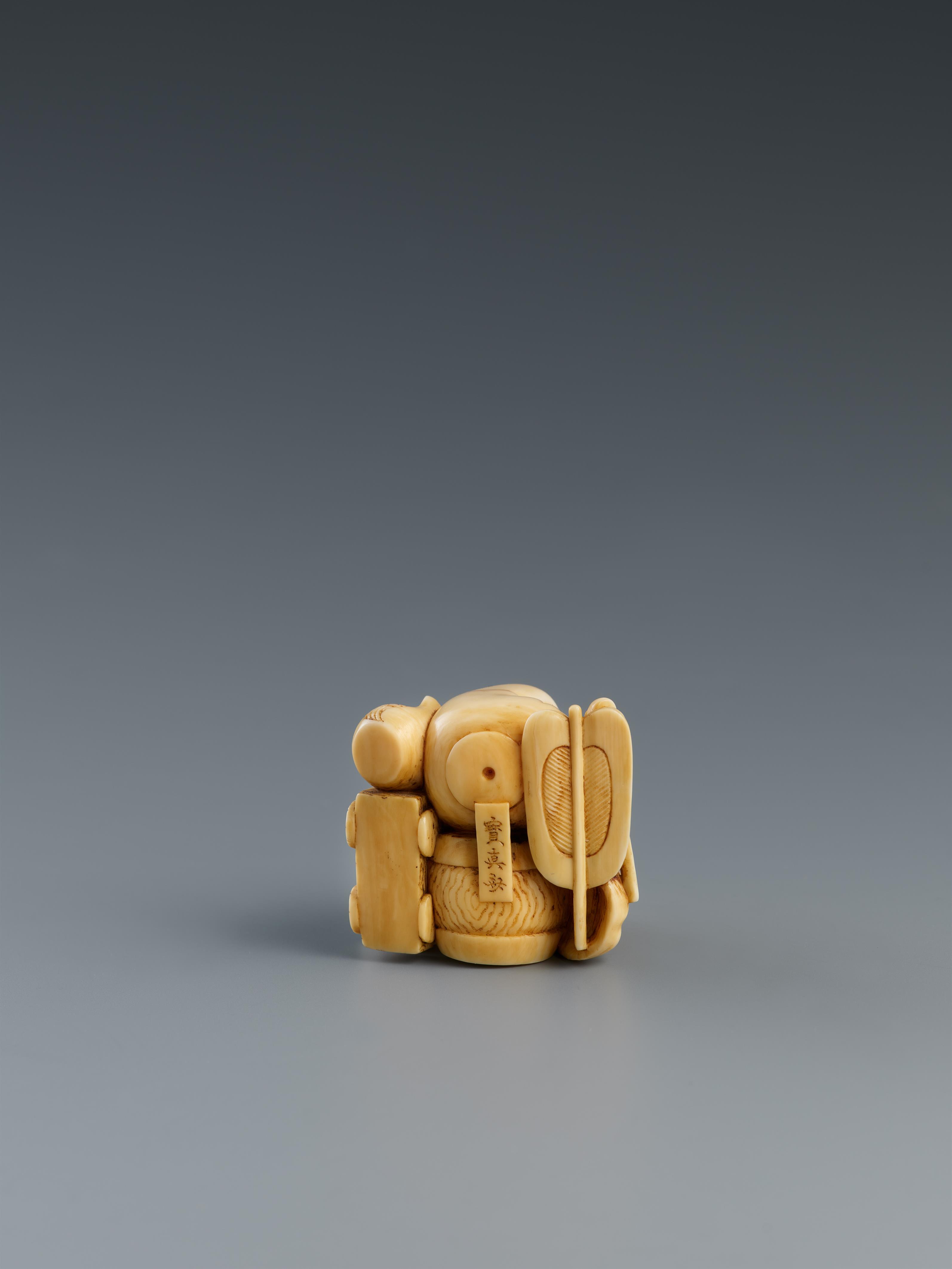 Netsuke einer Spielzeuggruppe. Elfenbein. 2. Hälfte 19. Jh. - image-3