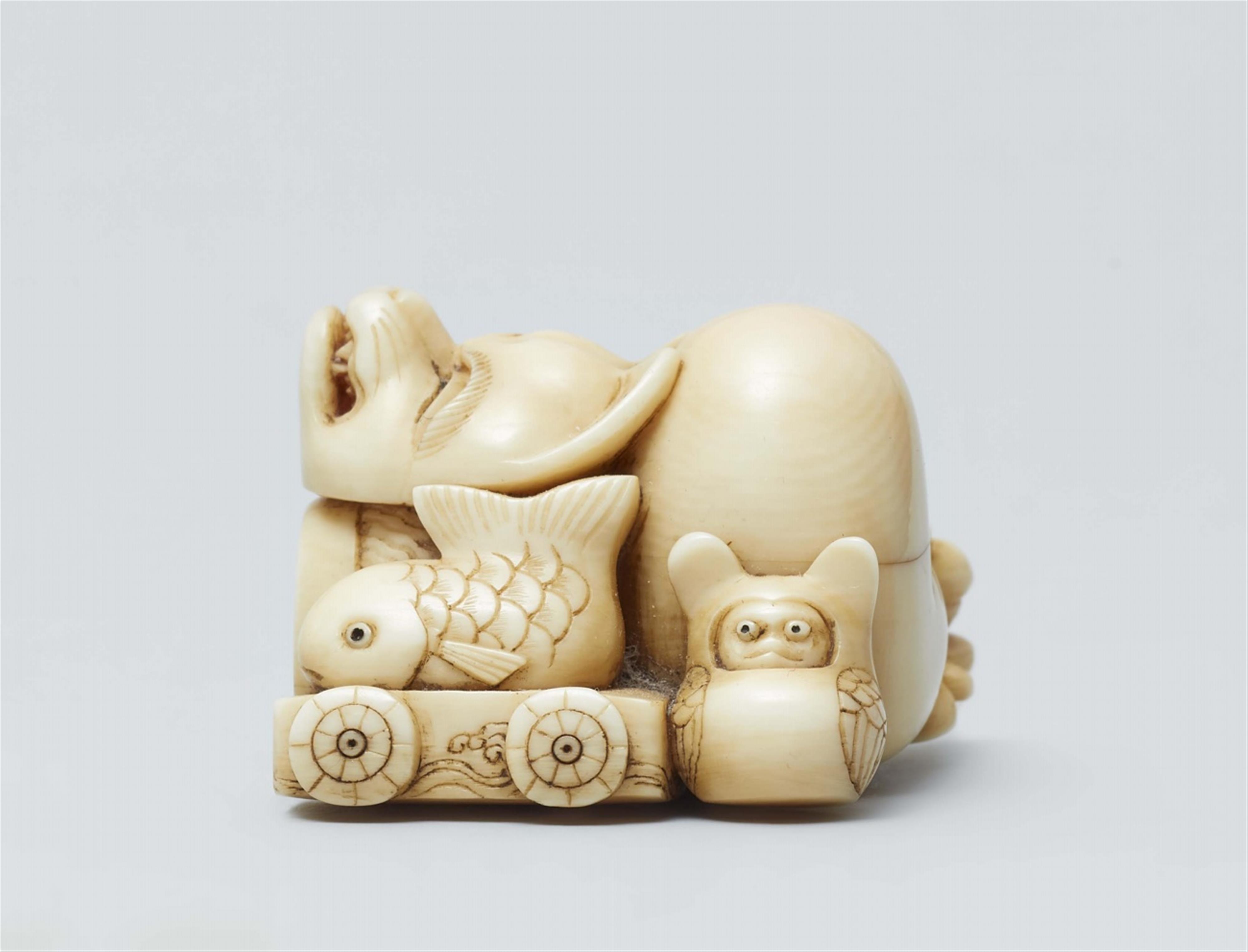 Netsuke einer Spielzeuggruppe. Elfenbein. 2. Hälfte 19. Jh. - image-4