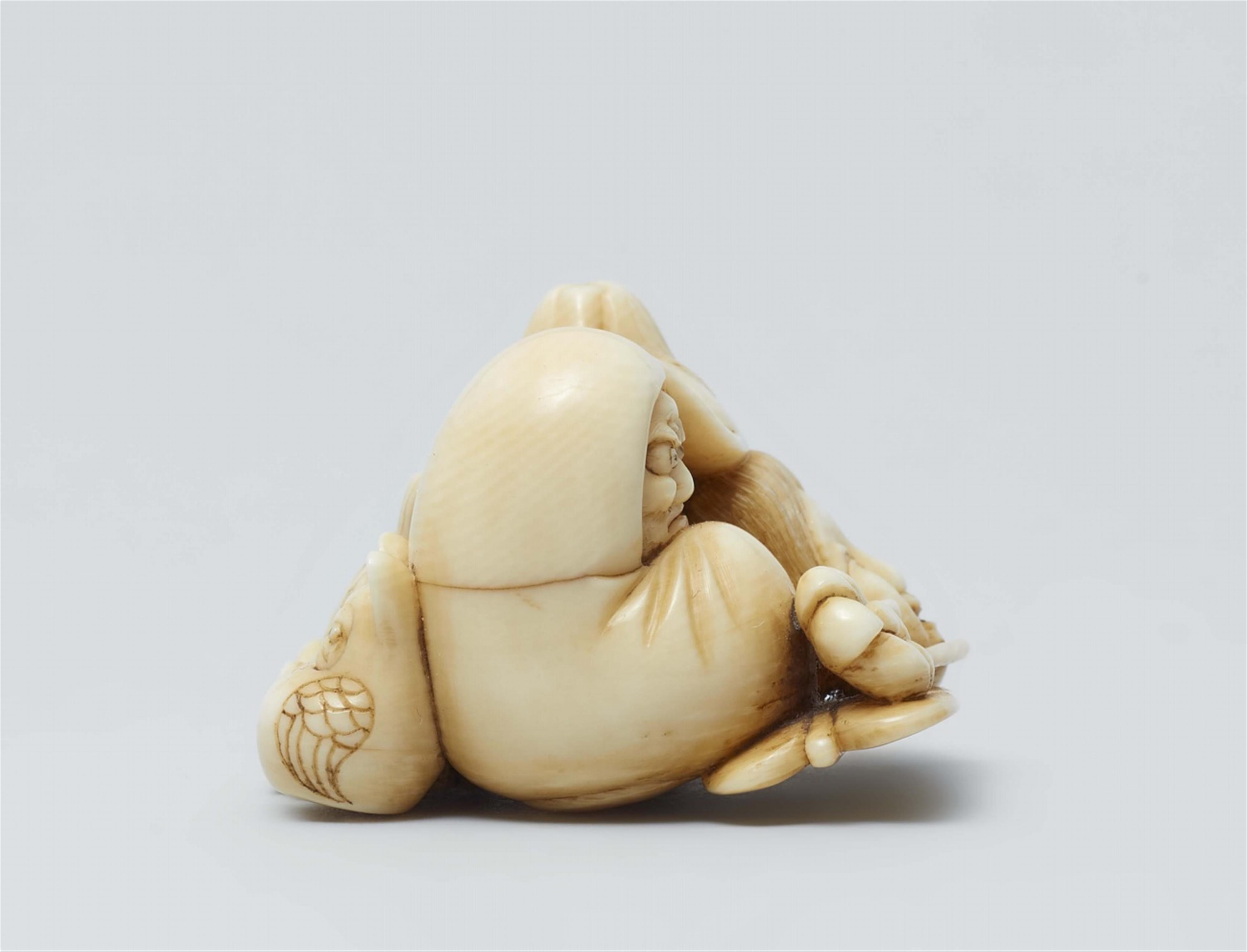 An ivory netsuke of a group of toys. Second half 19th century - image-5