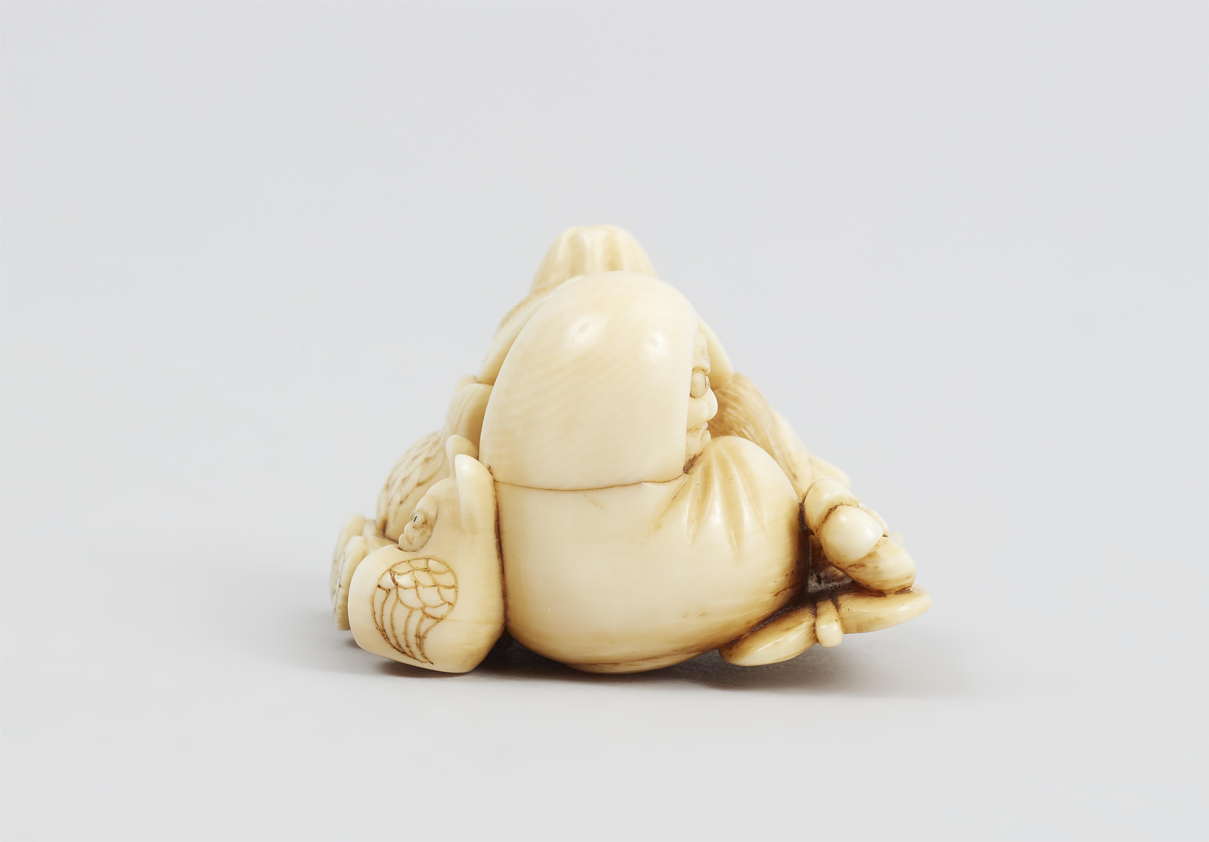 Netsuke einer Spielzeuggruppe. Elfenbein. 2. Hälfte 19. Jh. - image-14