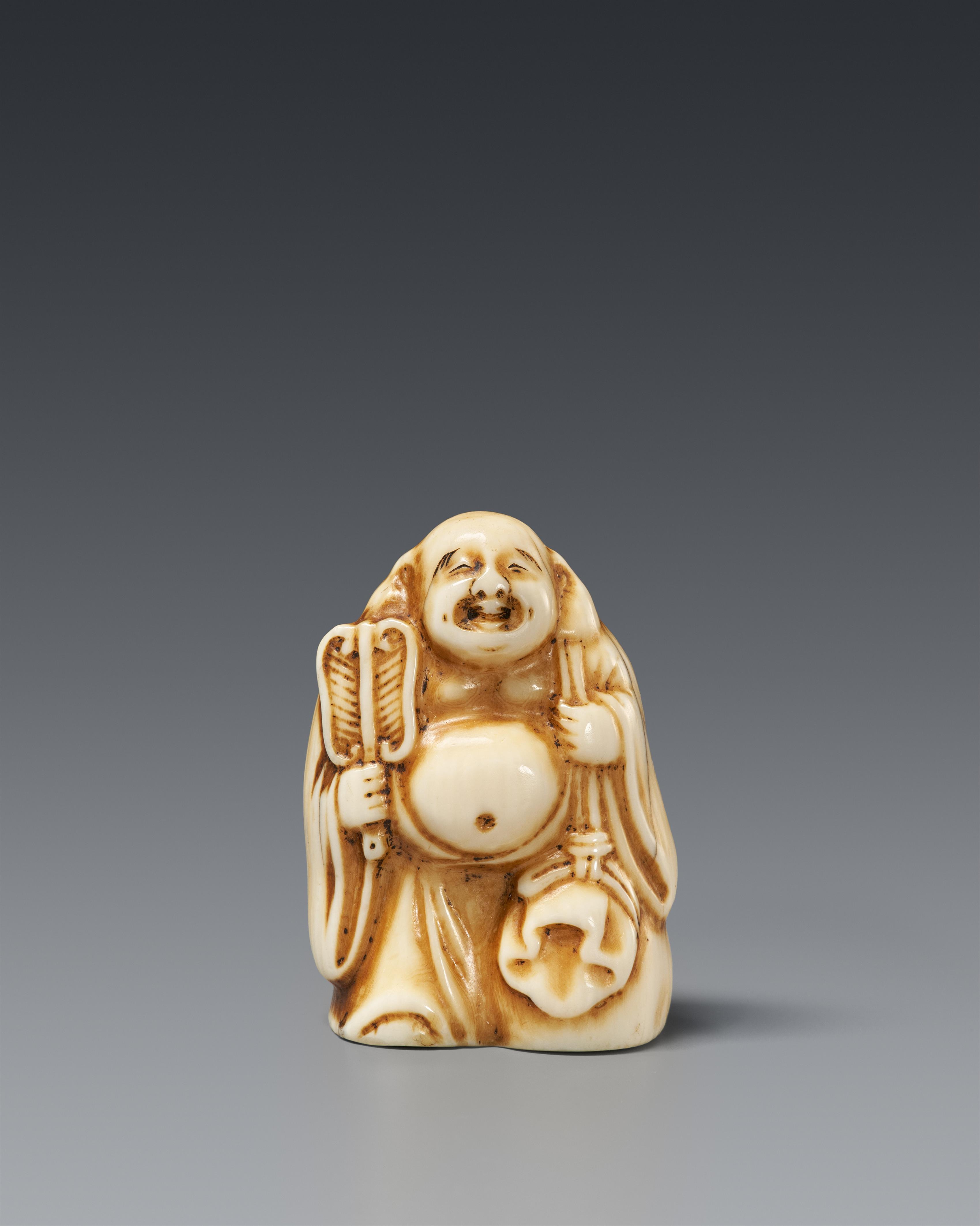 Netsuke einer Tonpuppe in Form des Glücksgottes Hotei. Elfenbein. Osaka. Mitte 19. Jh. - image-1