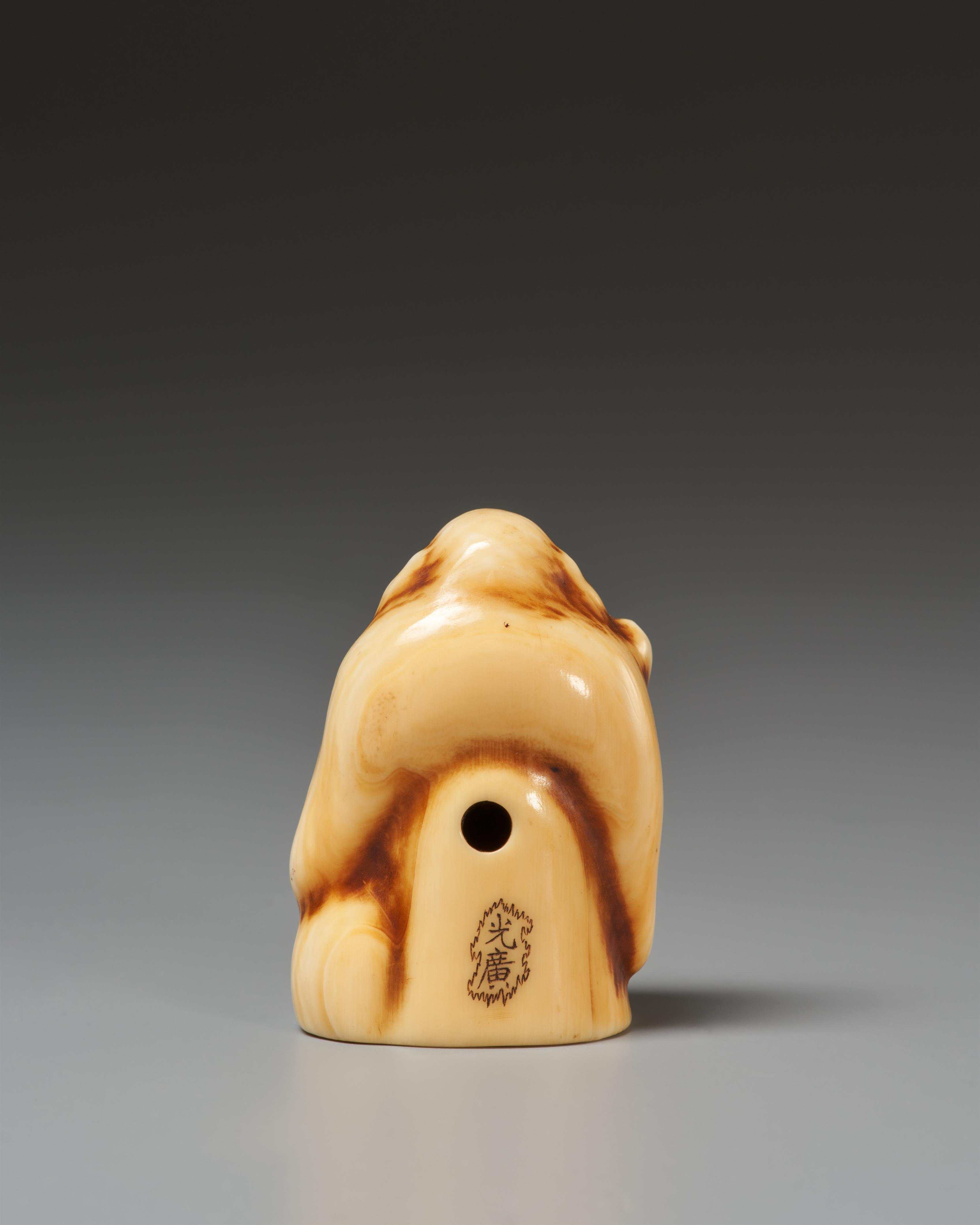 Netsuke einer Tonpuppe in Form des Glücksgottes Hotei. Elfenbein. Osaka. Mitte 19. Jh. - image-2