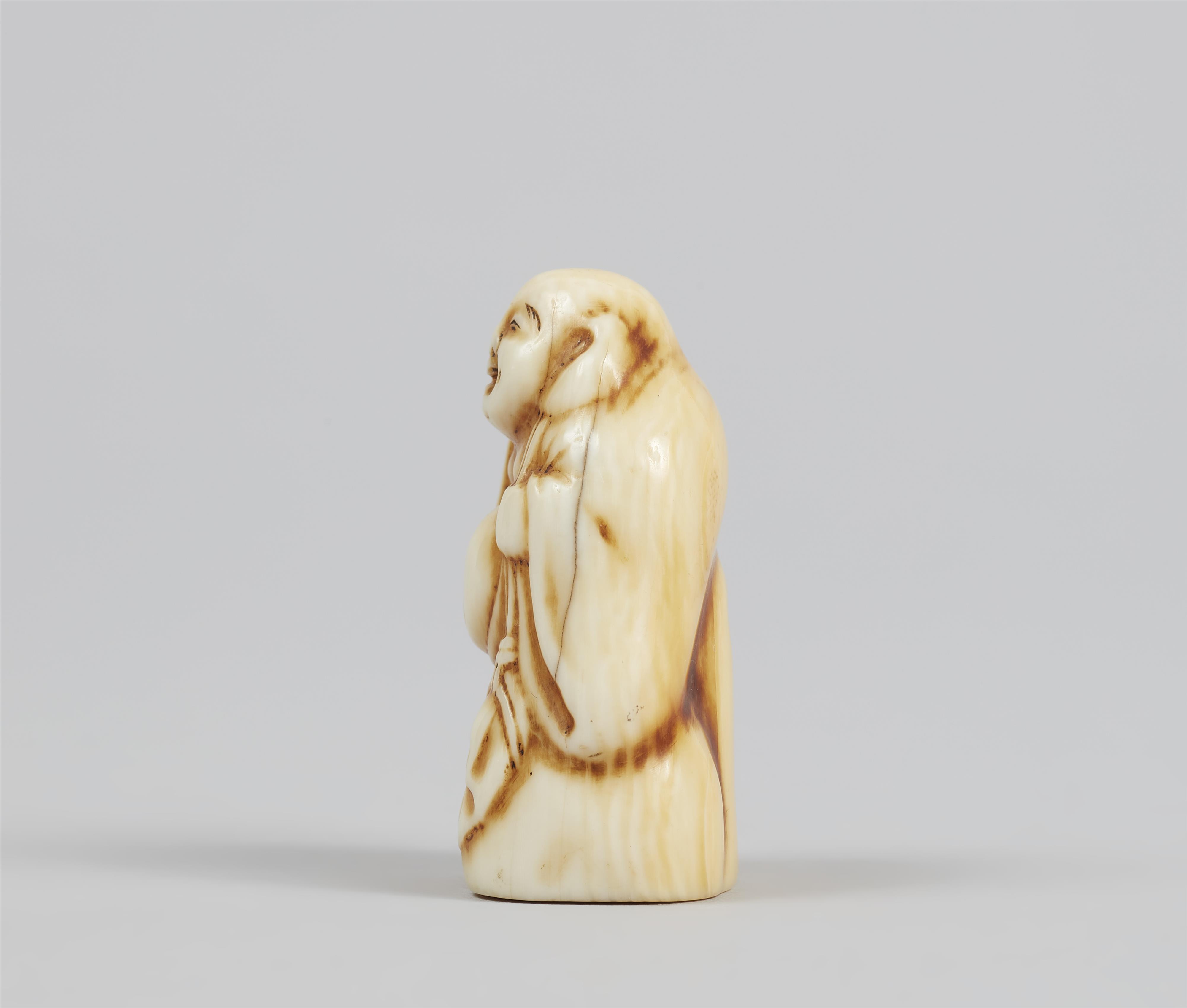 Netsuke einer Tonpuppe in Form des Glücksgottes Hotei. Elfenbein. Osaka. Mitte 19. Jh. - image-4