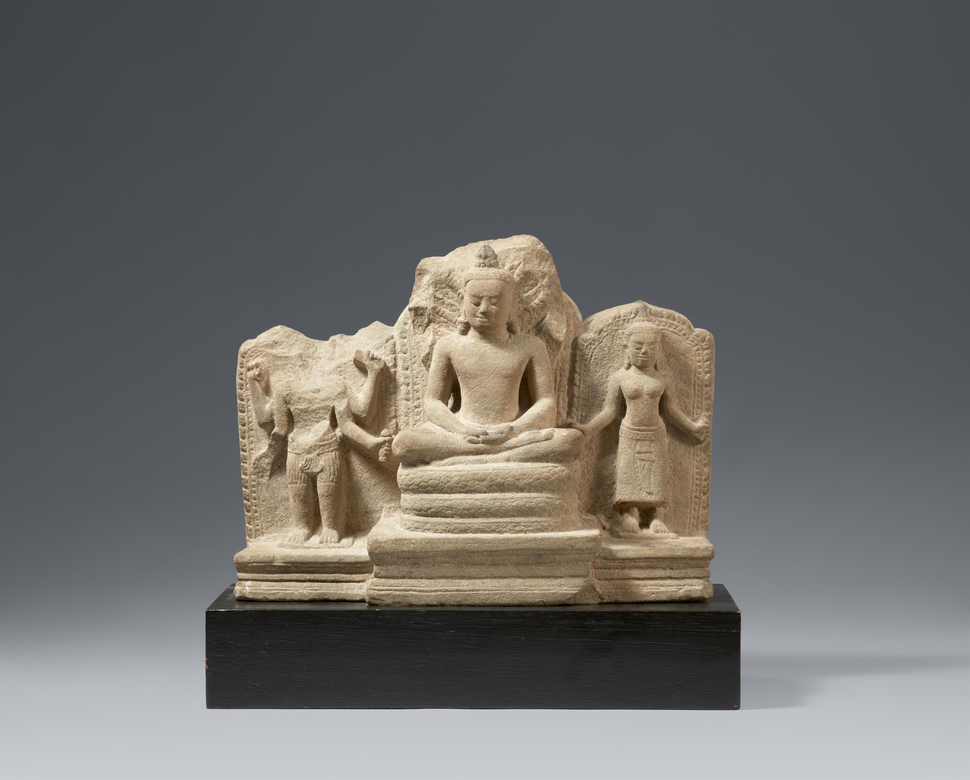 Stele einer Buddha-Trias. Grauer Sandstein. Kambodscha. Bayon-Stil. 12. Jh. - image-1