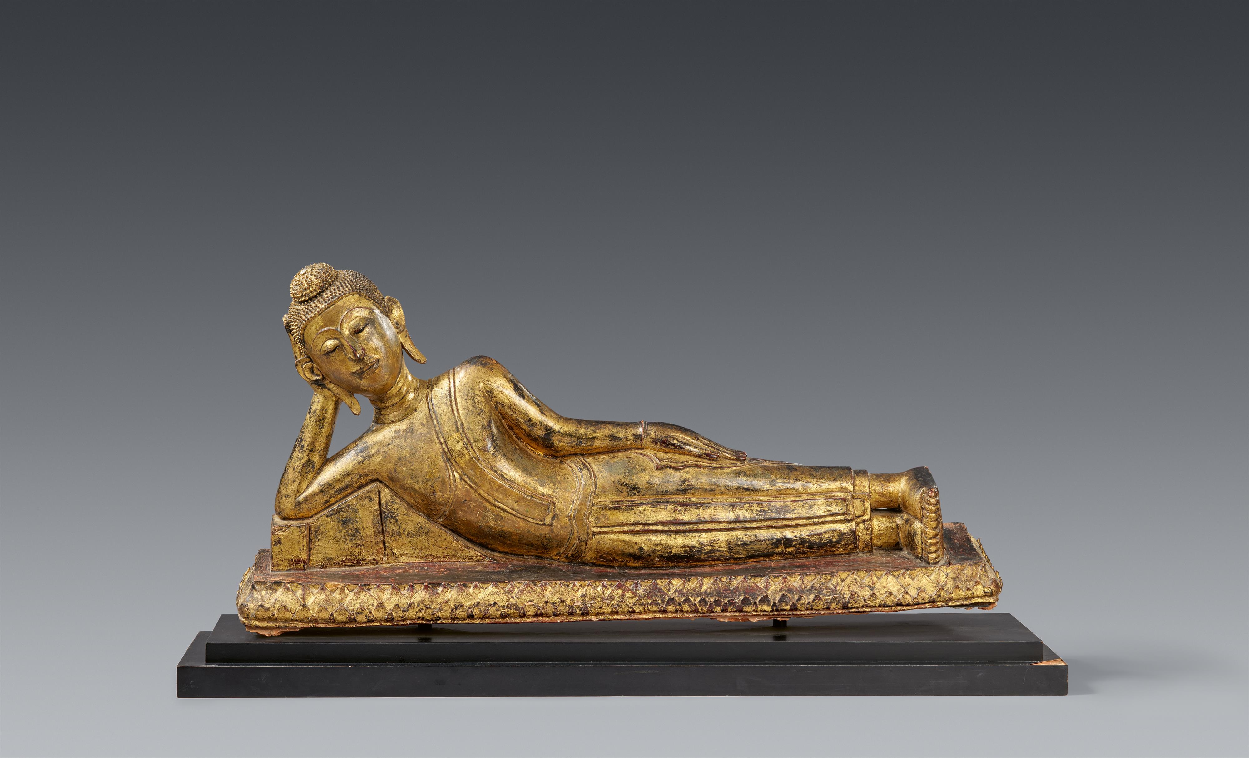 Liegender Buddha. Bronze, über Schwarzlack vergoldet. Thailand, Ayutthaya. 18./19. Jh. - image-1