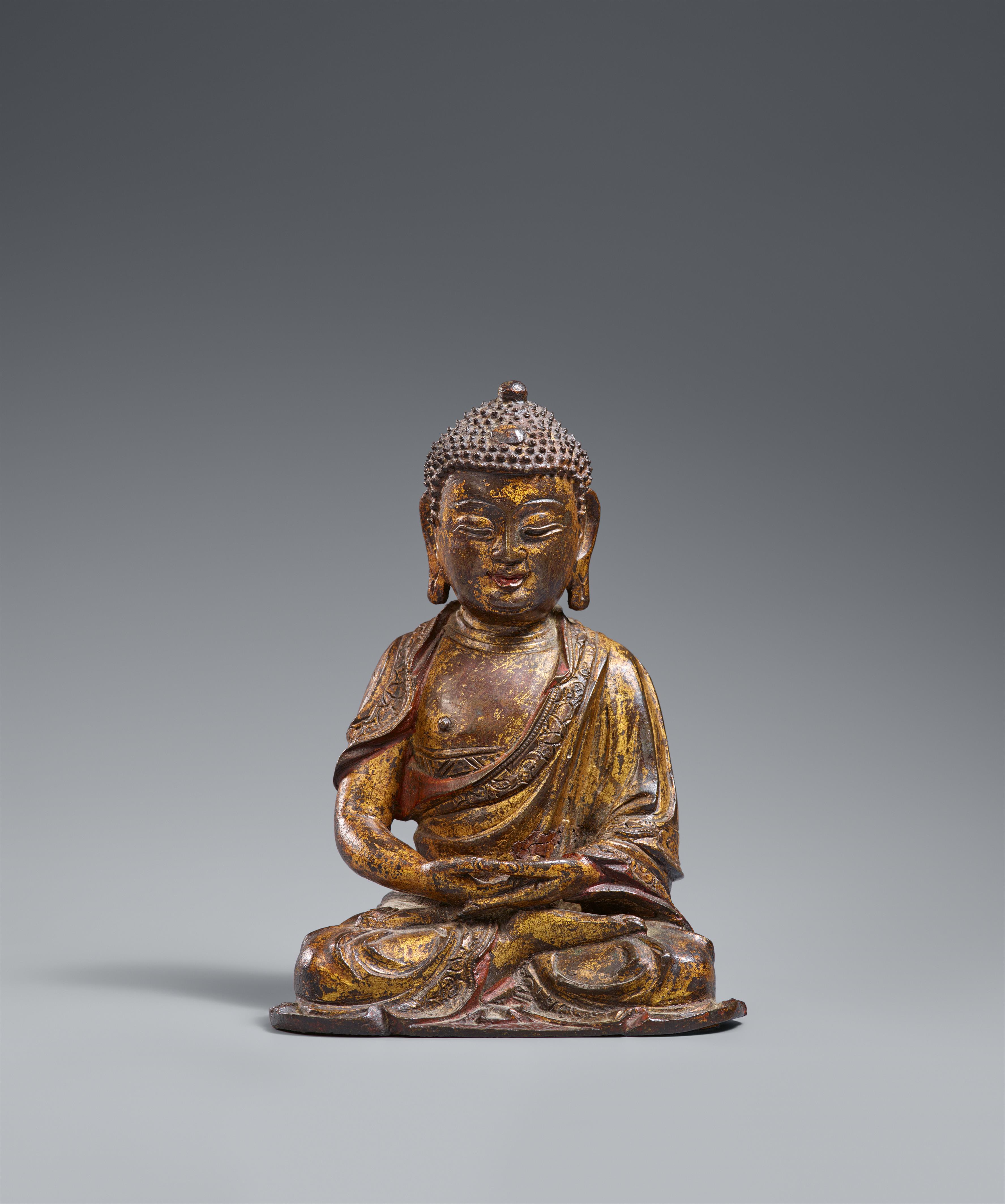 A small gilded and lacquered bronze figure of Buddha Shakyamuni. Ming dynasty, 16th century - image-1