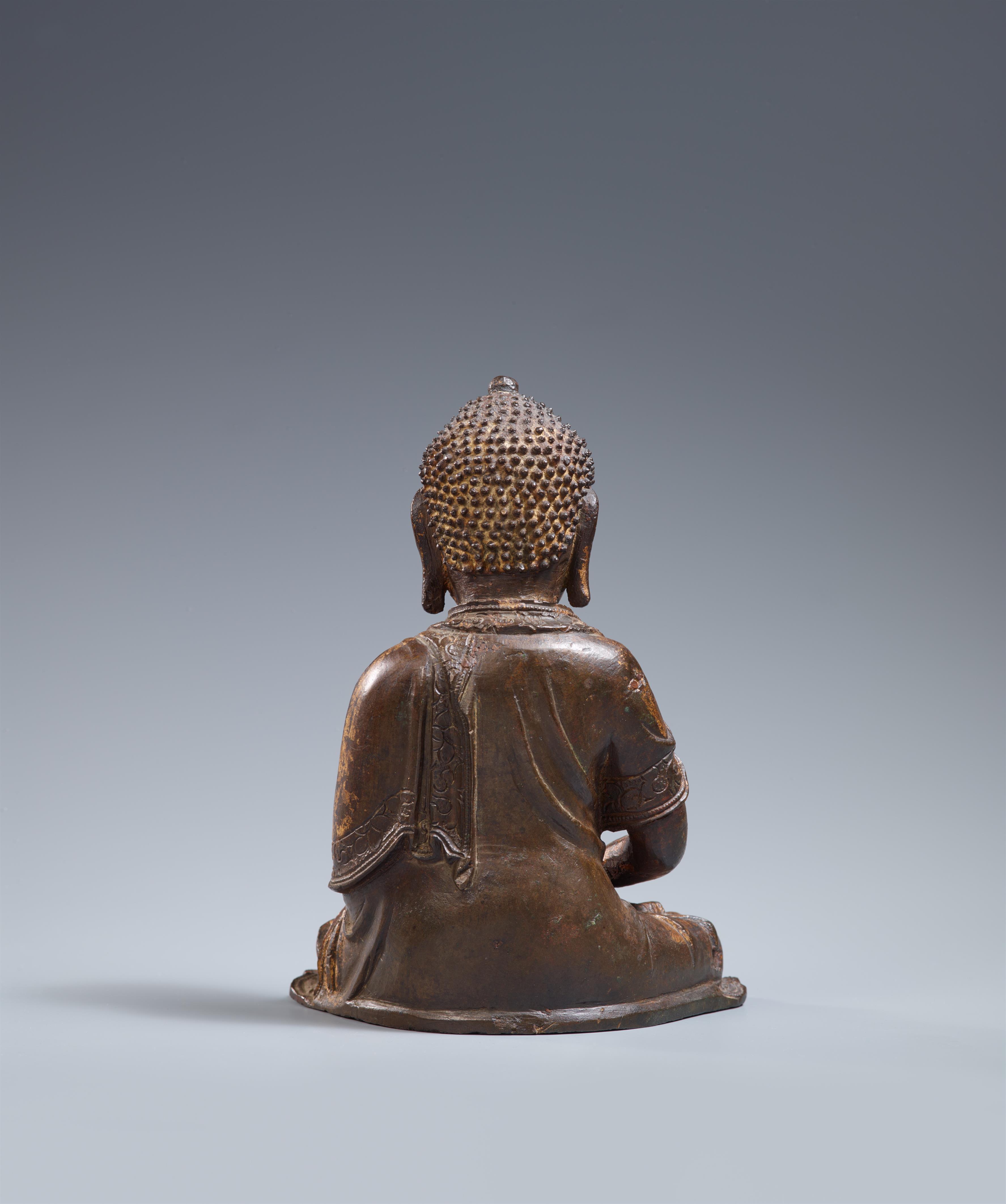 A small gilded and lacquered bronze figure of Buddha Shakyamuni. Ming dynasty, 16th century - image-2