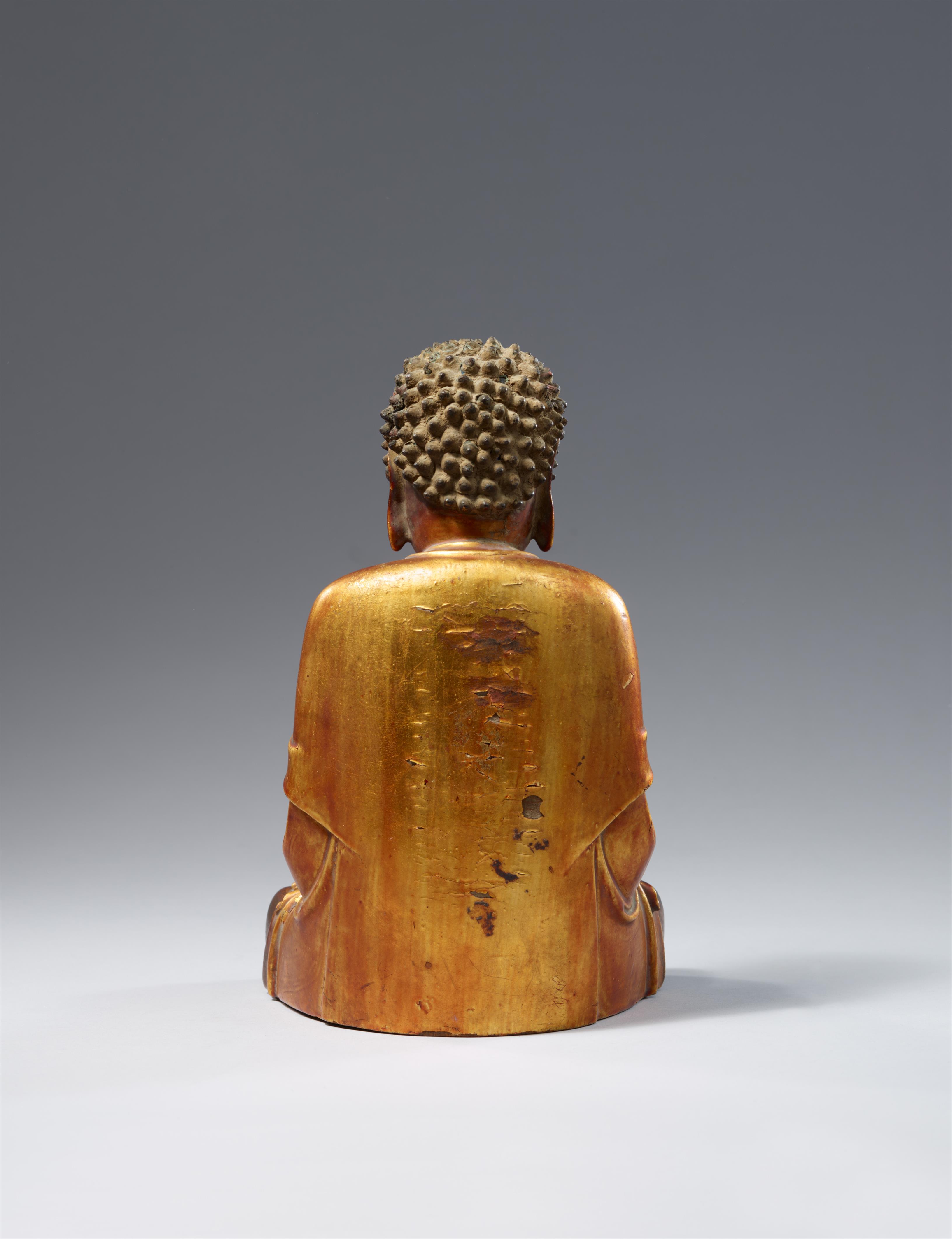 Figur des Buddha Shakyamuni. Holz, Lack und Blattgold. 17. Jh. - image-2