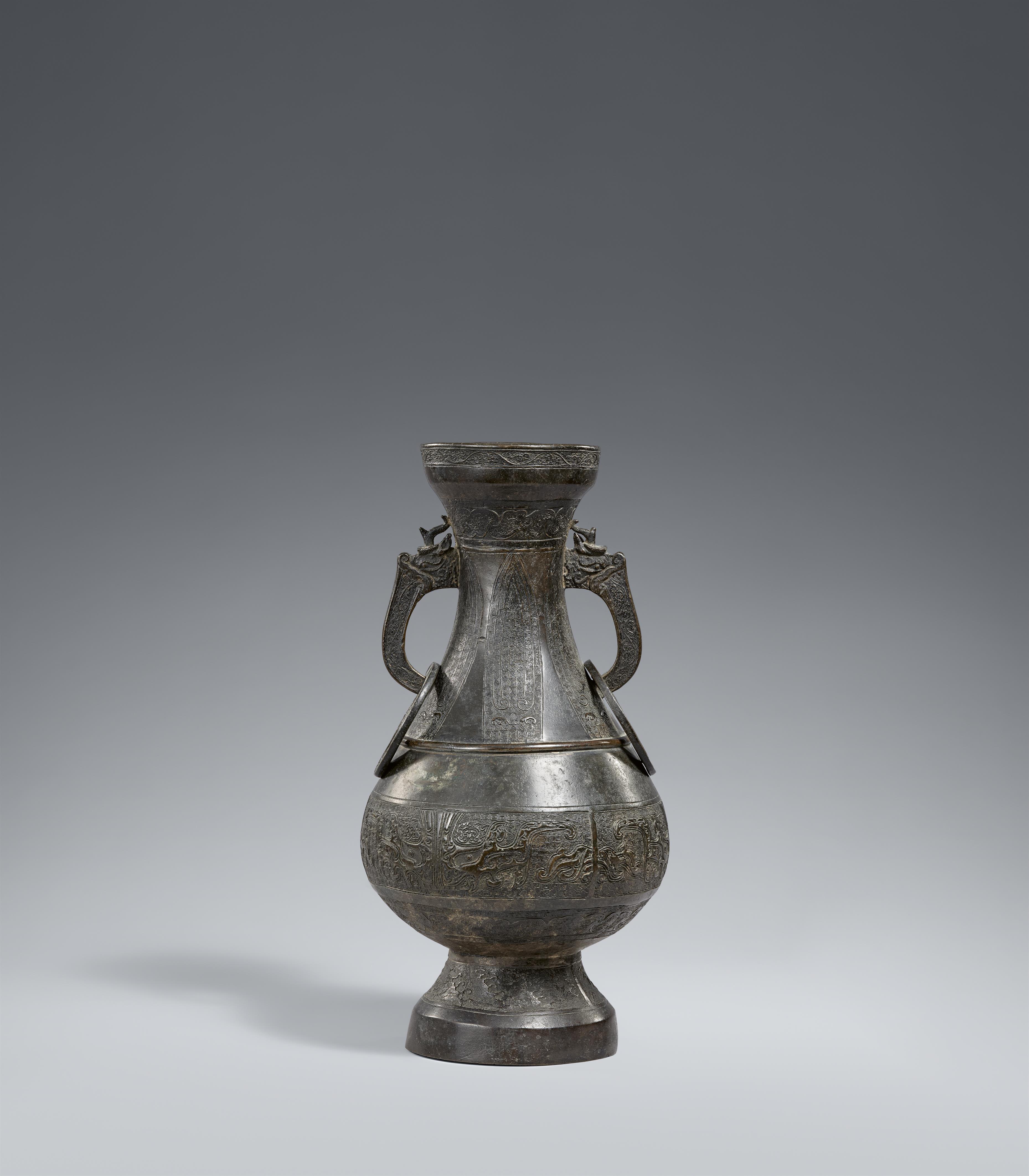 A large bronze vase in Yuan style. 18th/19th century - image-1