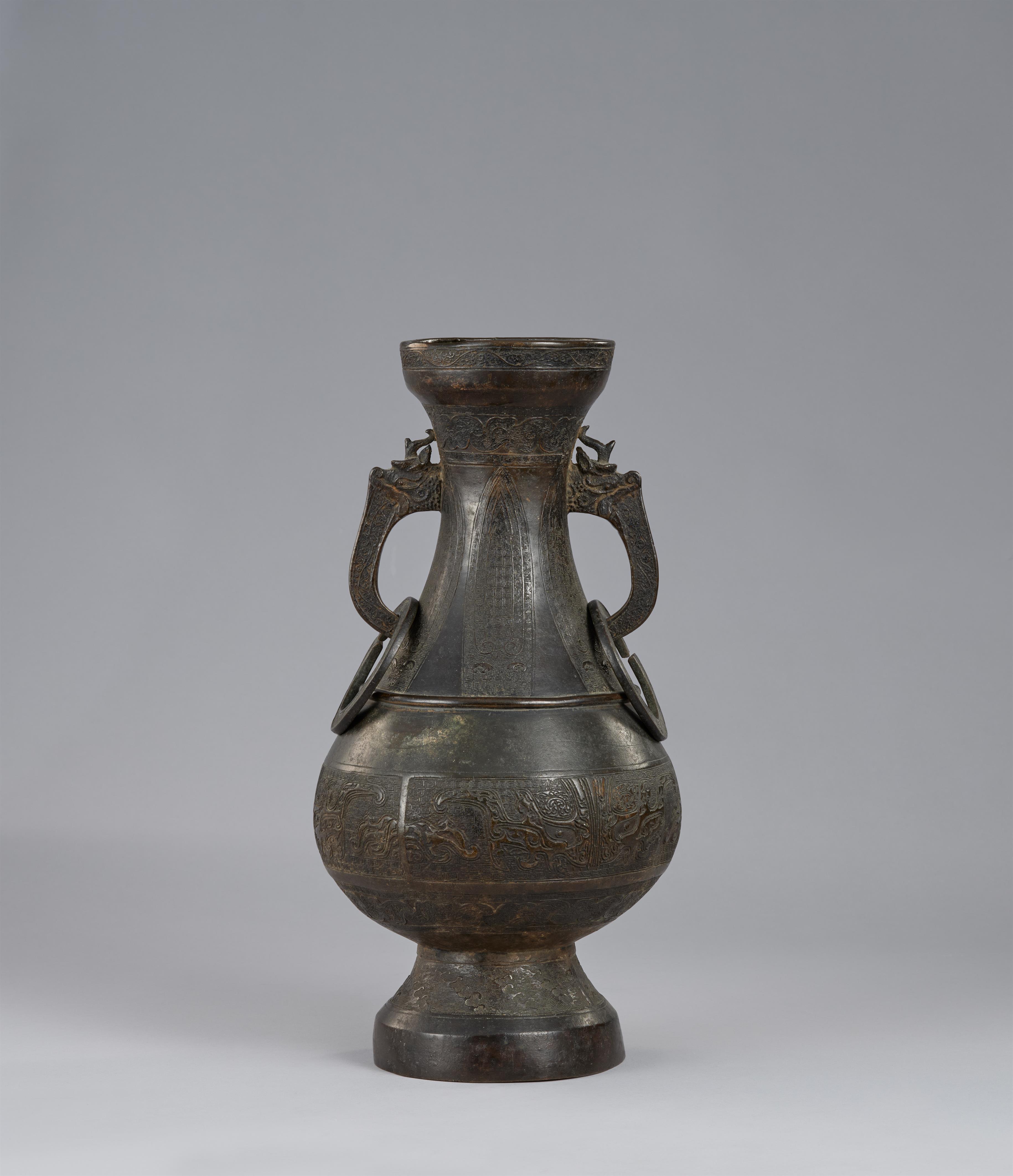 A large bronze vase in Yuan style. 18th/19th century - image-2